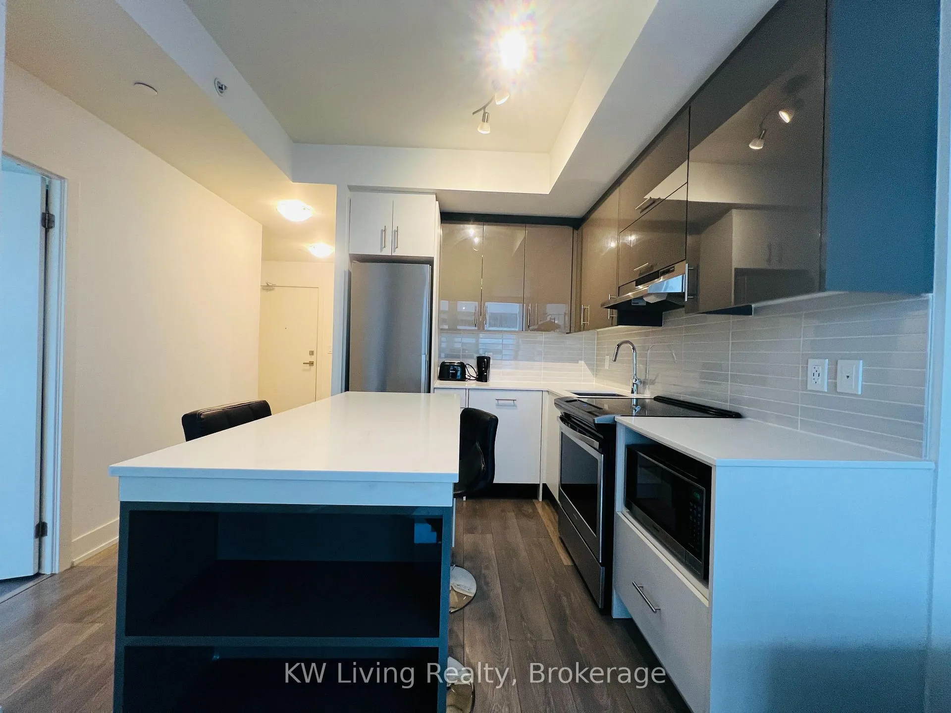 Photo 3 of Unit 301, 180 Fairview Mall Drive, North York, Don Valley Village — HOMEH