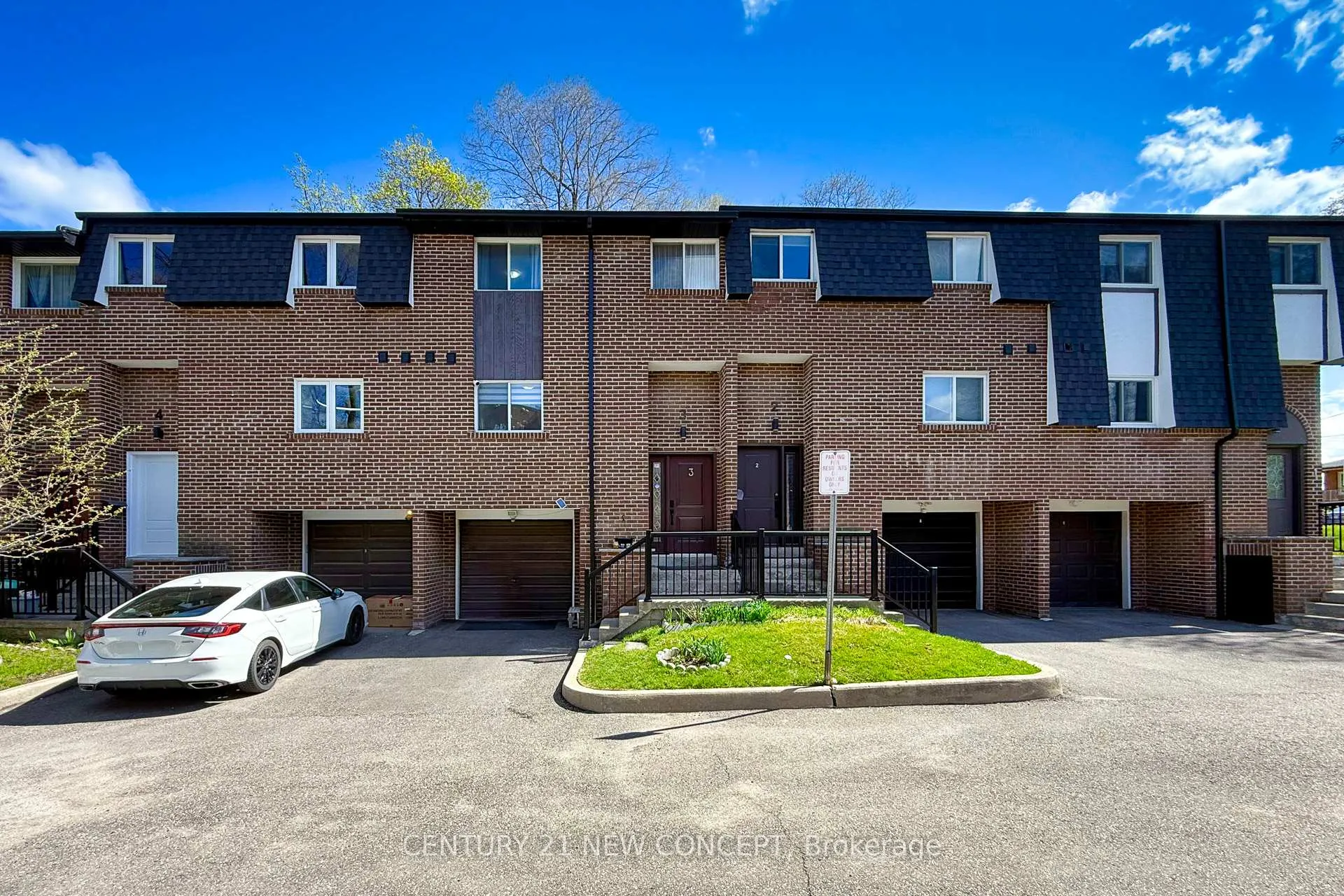 Photo 2 of Unit 3, 119 Henderson Avenue, Markham, Thornhill — HOMEH