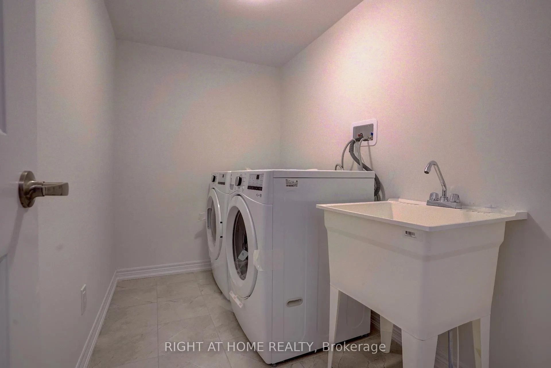 Photo 4 of 1124 Lockie Drive, Oshawa, Kedron — HOMEH