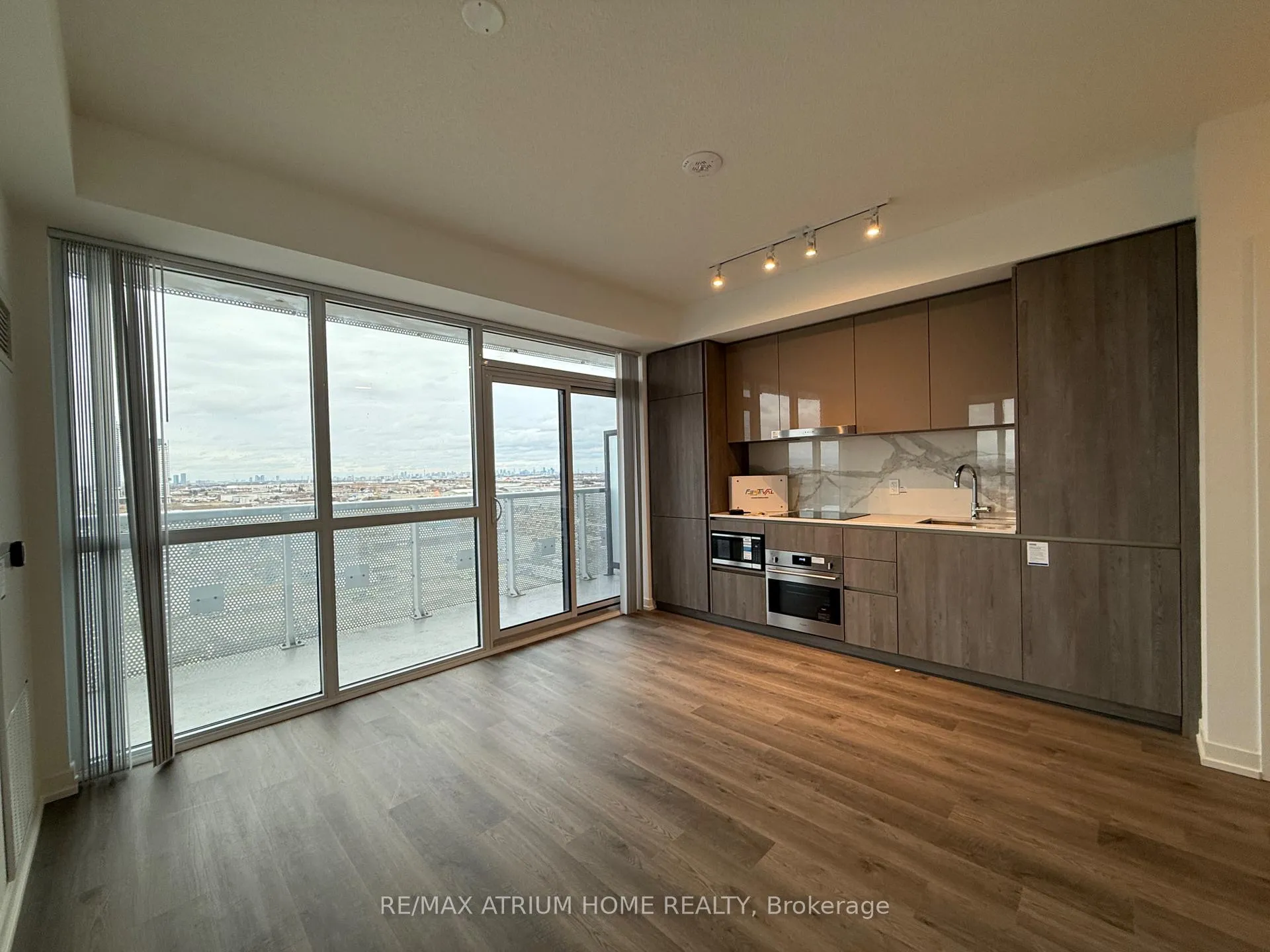 Photo 1 of Unit 1206, 8 Interchange Way, Vaughan, Vaughan Corporate Centre — HOMEH