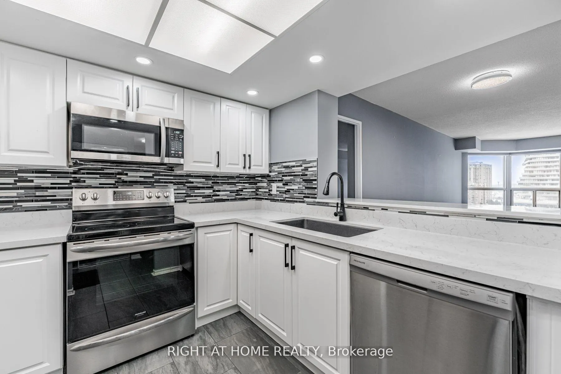 Photo 6 of Unit 1511, 335 Webb Drive, Mississauga, City Centre — HOMEH