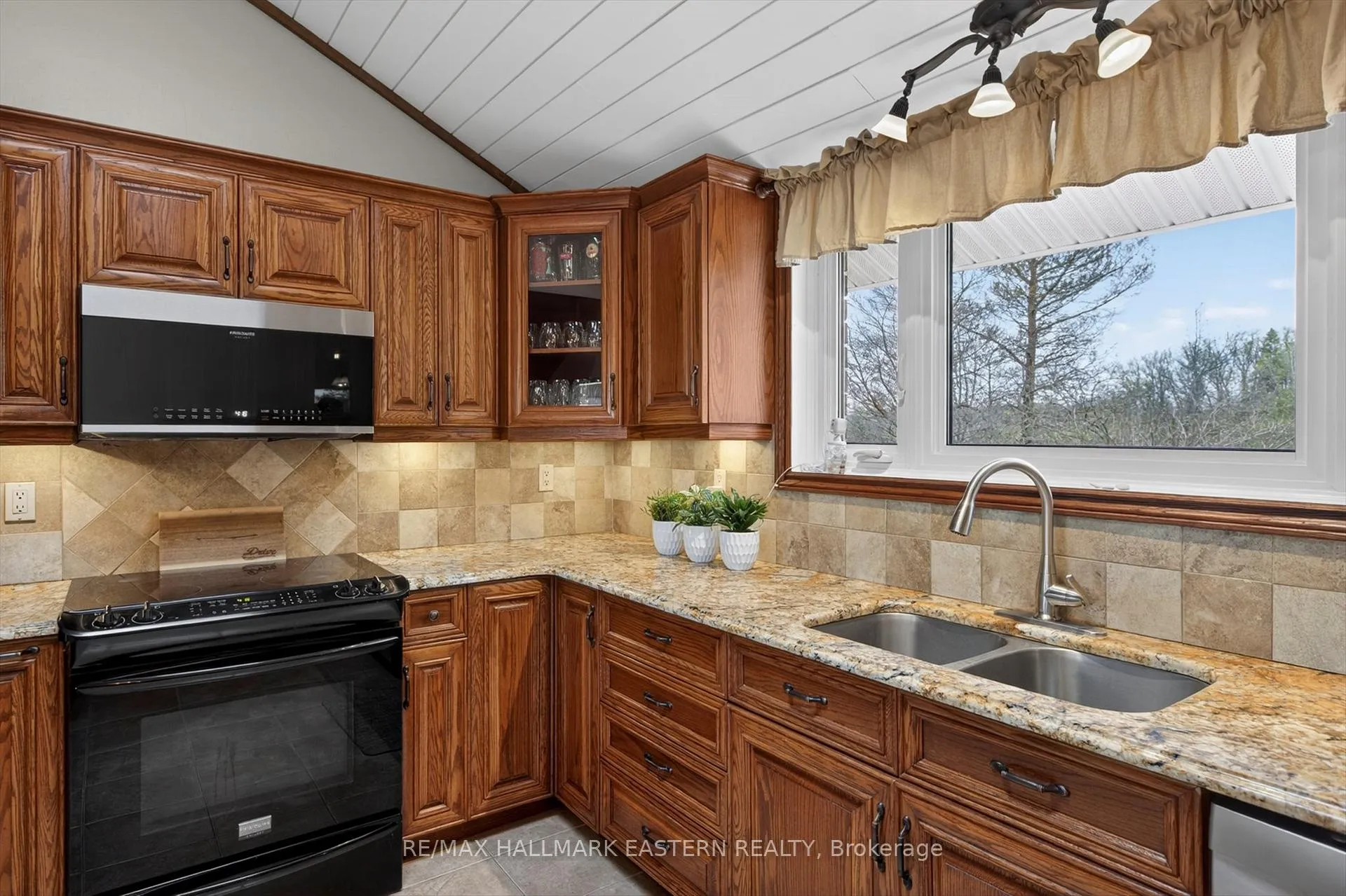 Photo 10 of 1229 Morton Line, Cavan Monaghan, Cavan Twp — HOMEH