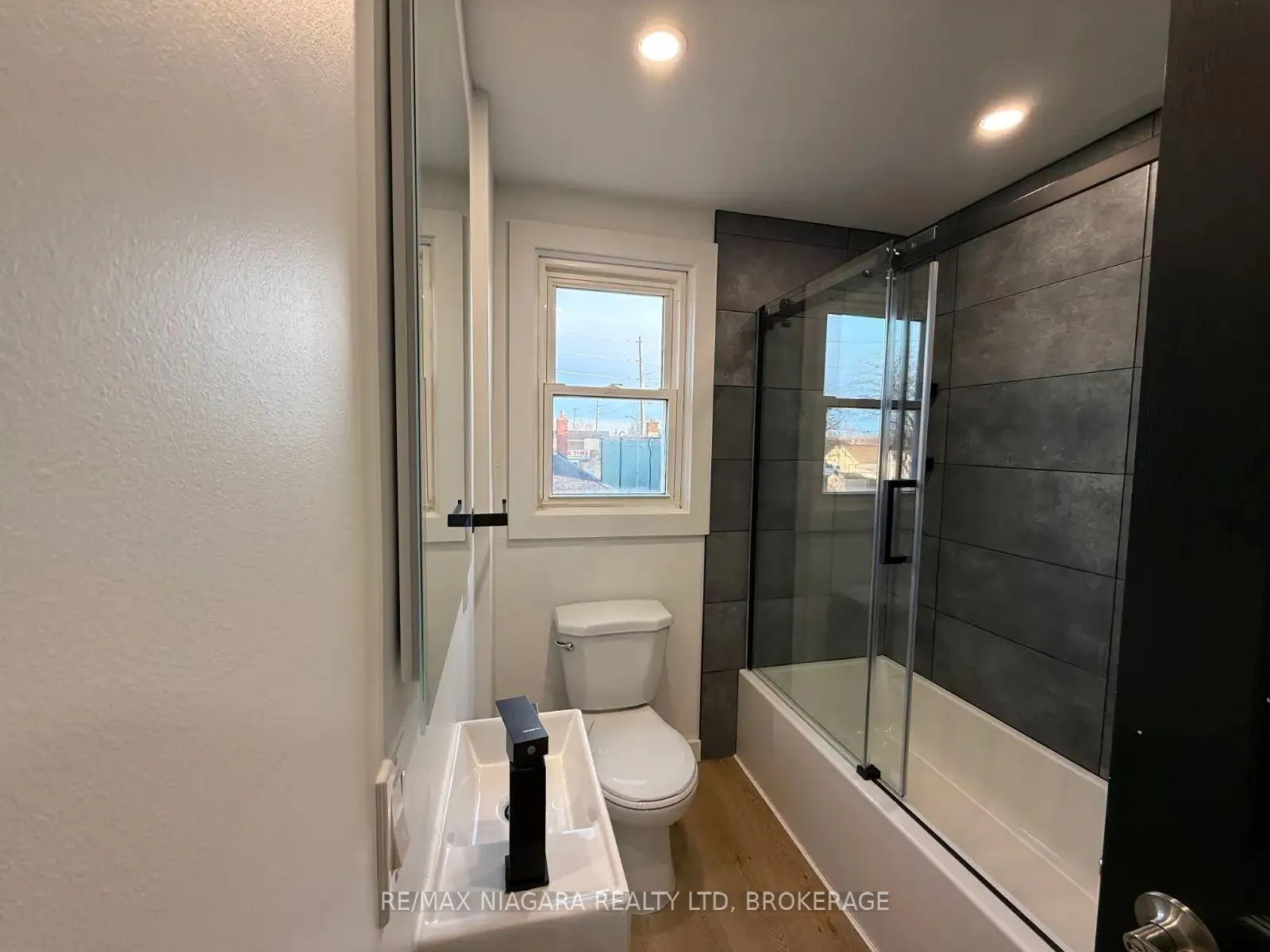 Photo 12 of Unit UPPER, 261 Grantham Avenue, St. Catharines, Facer — HOMEH