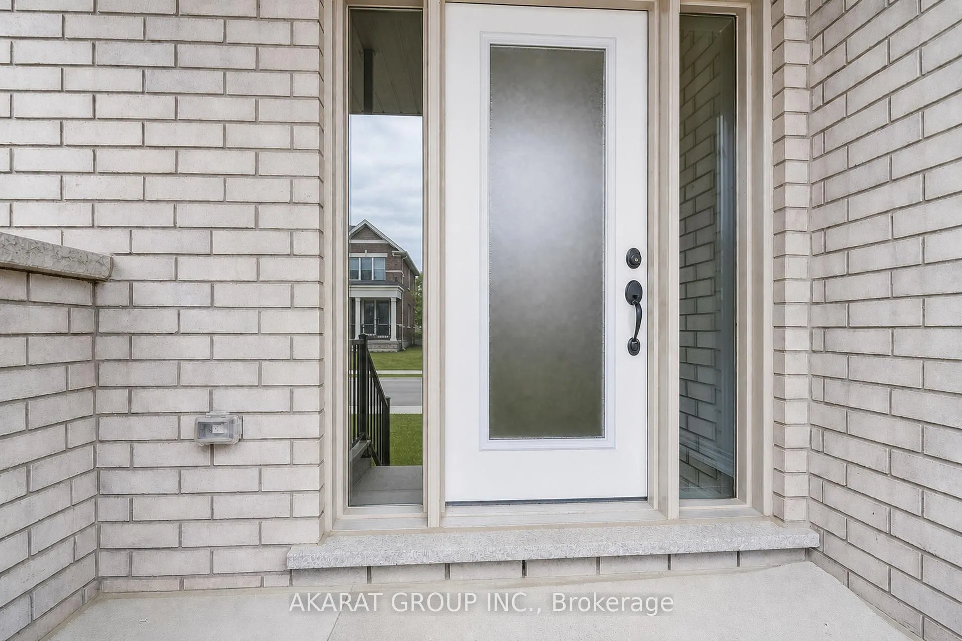 Photo 3 of 124 Armilia Place, Whitby, Rural Whitby — HOMEH