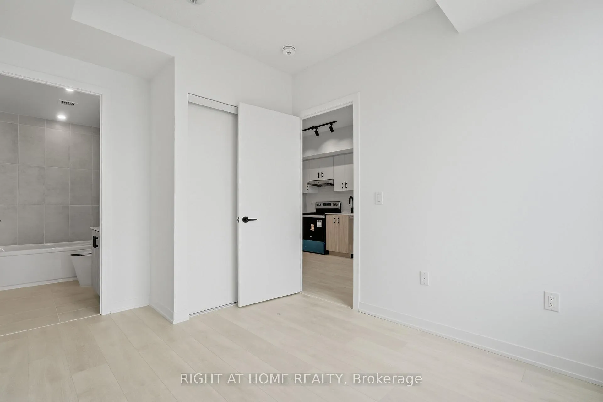 Photo 23 of Unit D1108, 4878 Powers Common, Burlington, Alton — HOMEH