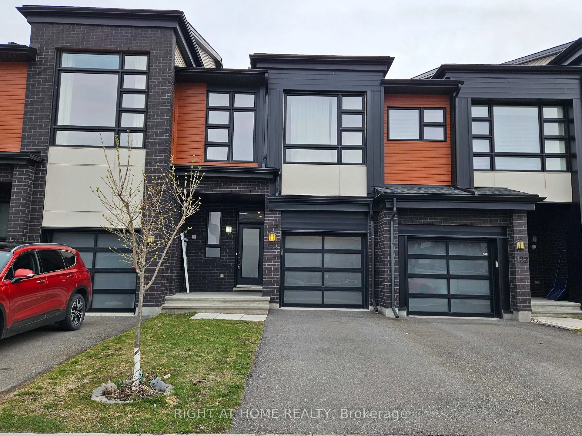 Front of 424 Markdale Terrace S