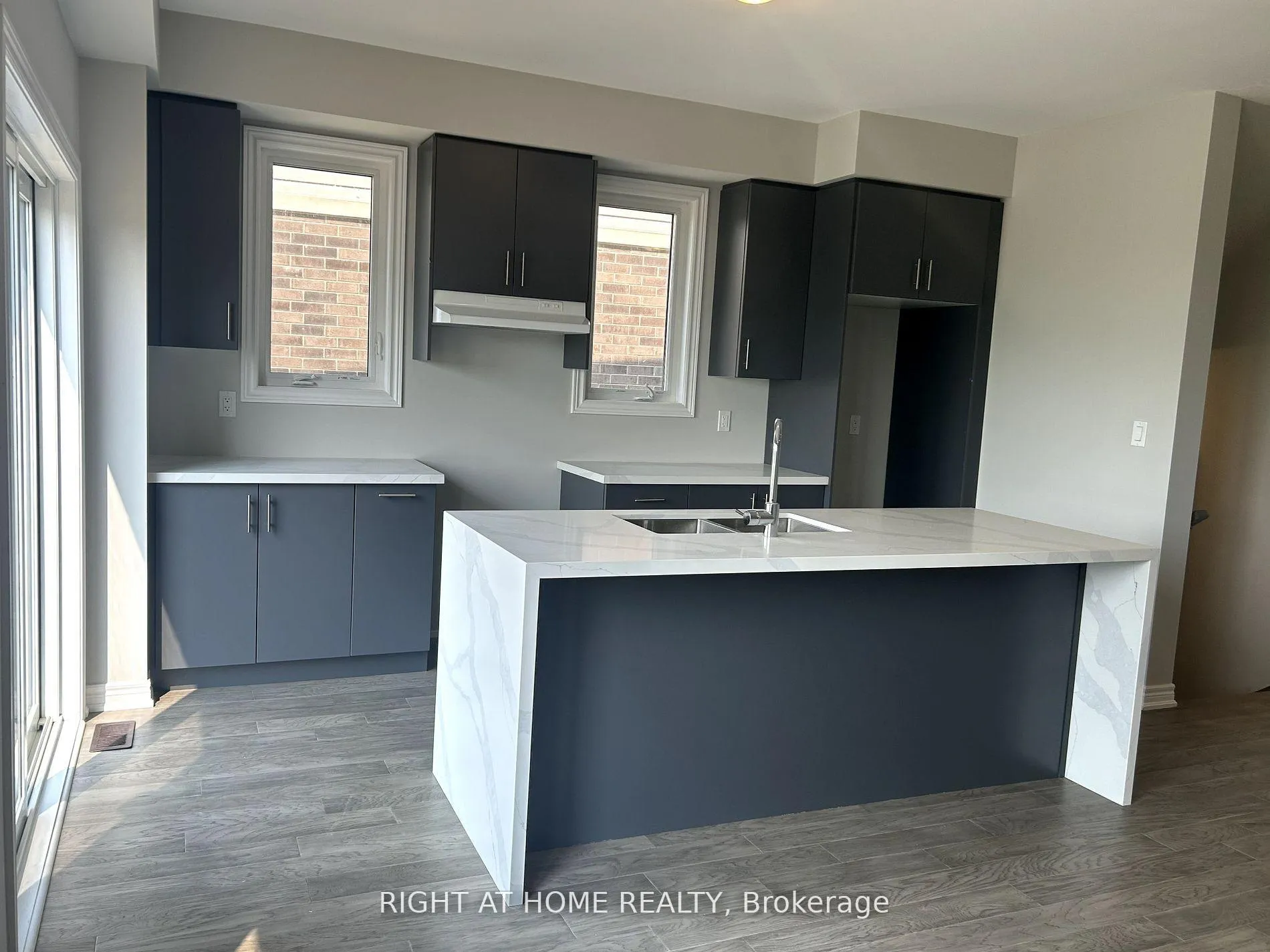 Photo 8 of 109 Aquasanta Crescent, Hamilton, Ryckmans — HOMEH
