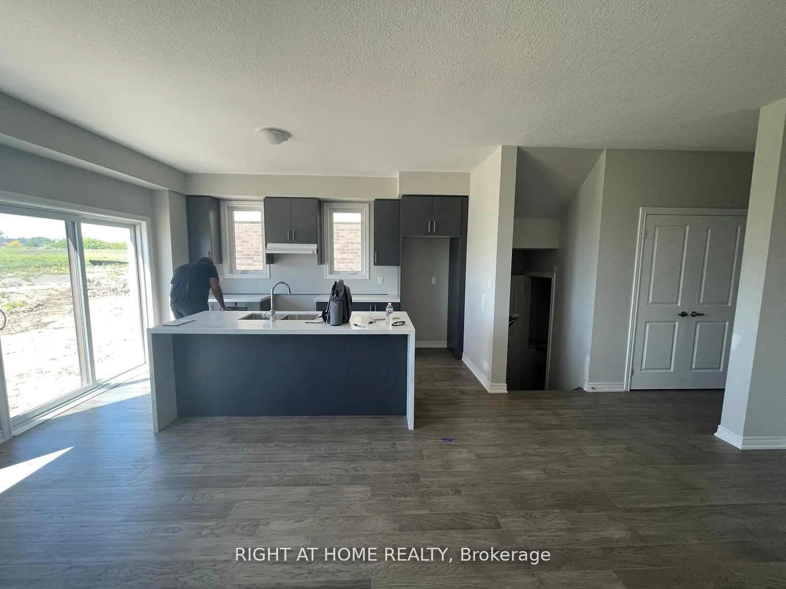 Photo 9 of 109 Aquasanta Crescent, Hamilton, Ryckmans — HOMEH