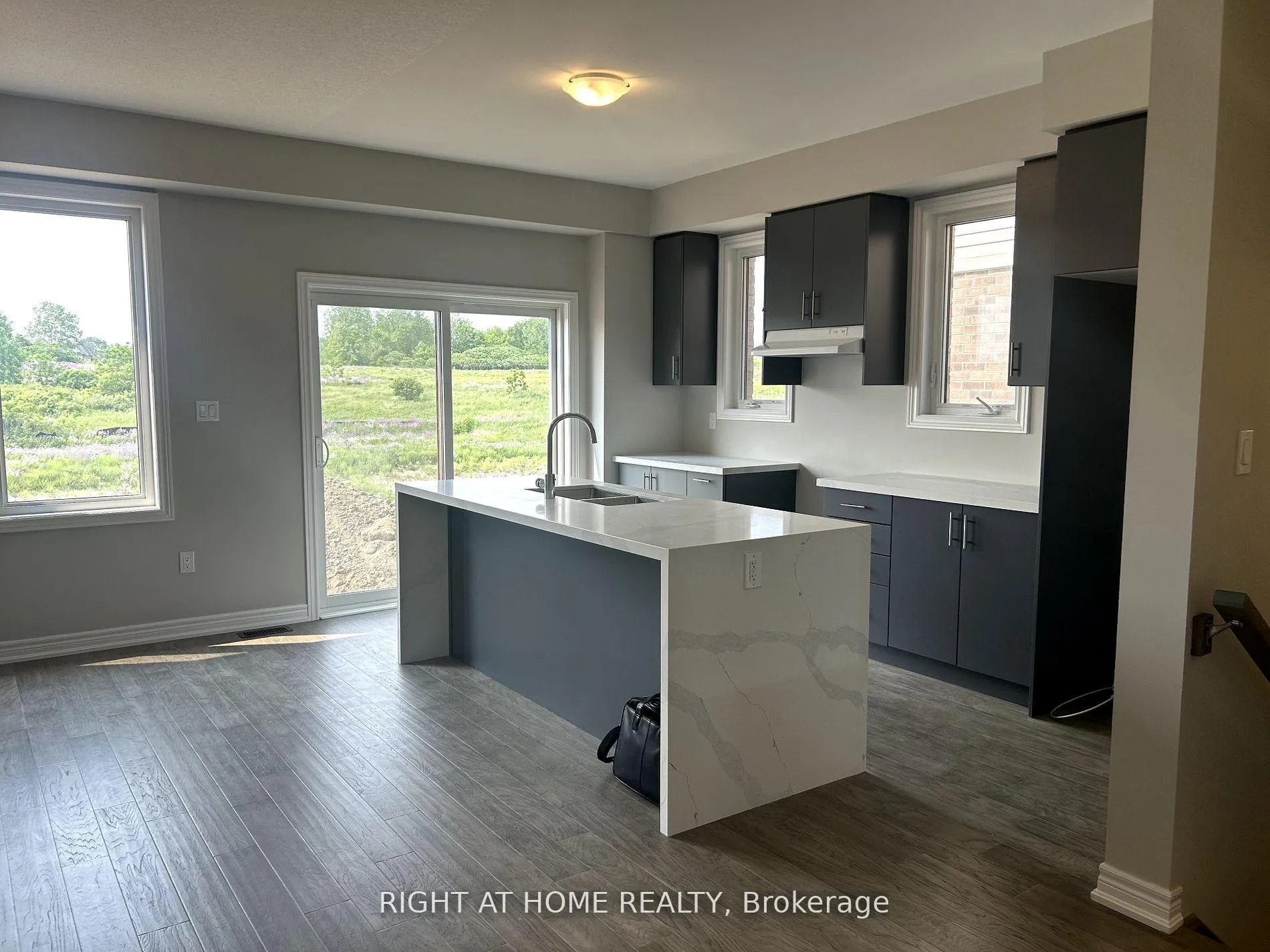 Photo 10 of 109 Aquasanta Crescent, Hamilton, Ryckmans — HOMEH