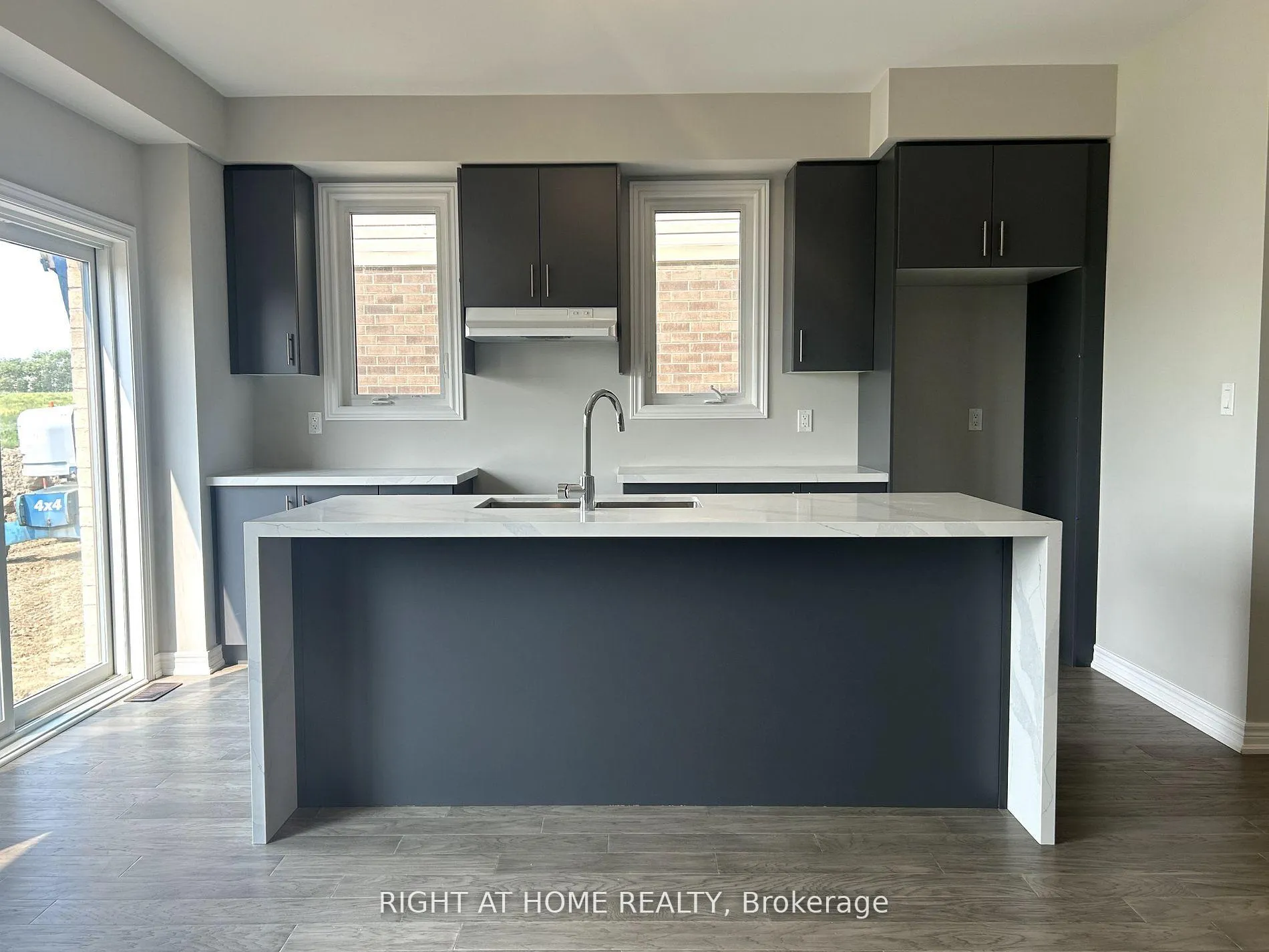 Photo 11 of 109 Aquasanta Crescent, Hamilton, Ryckmans — HOMEH