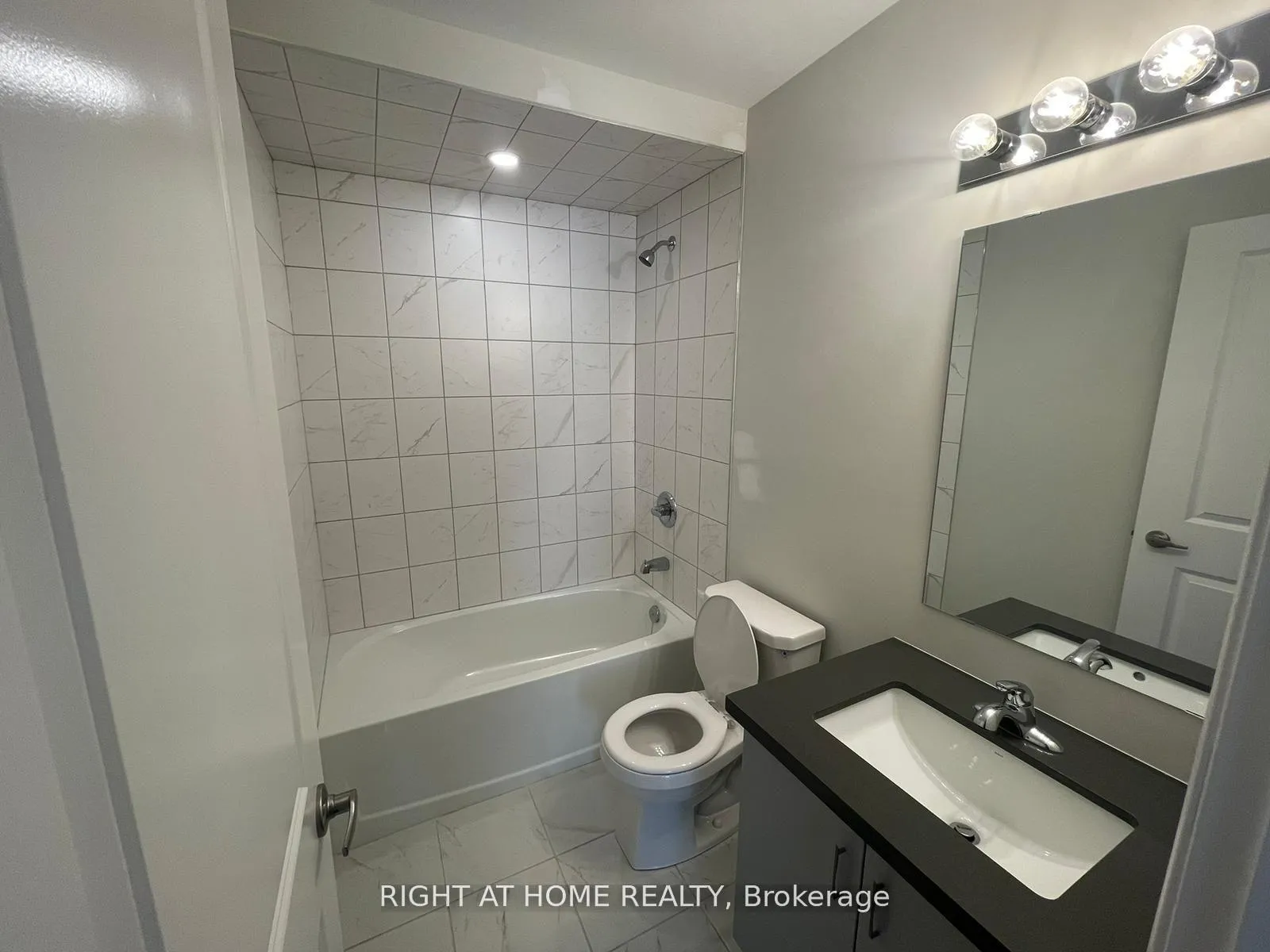 Photo 24 of 109 Aquasanta Crescent, Hamilton, Ryckmans — HOMEH