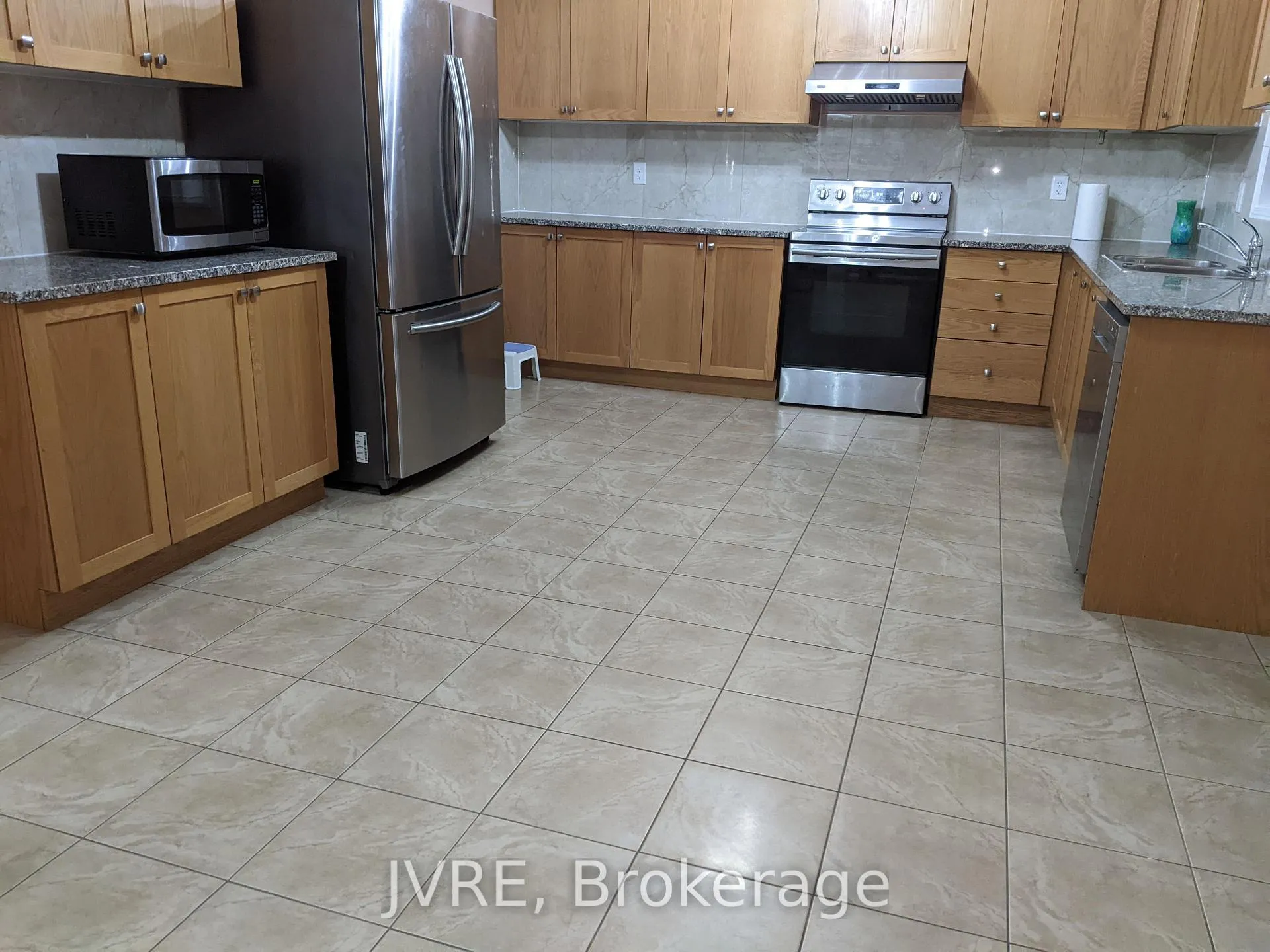 Photo 5 of 31 Cookview Drive, Brampton, Sandringham-Wellington — HOMEH