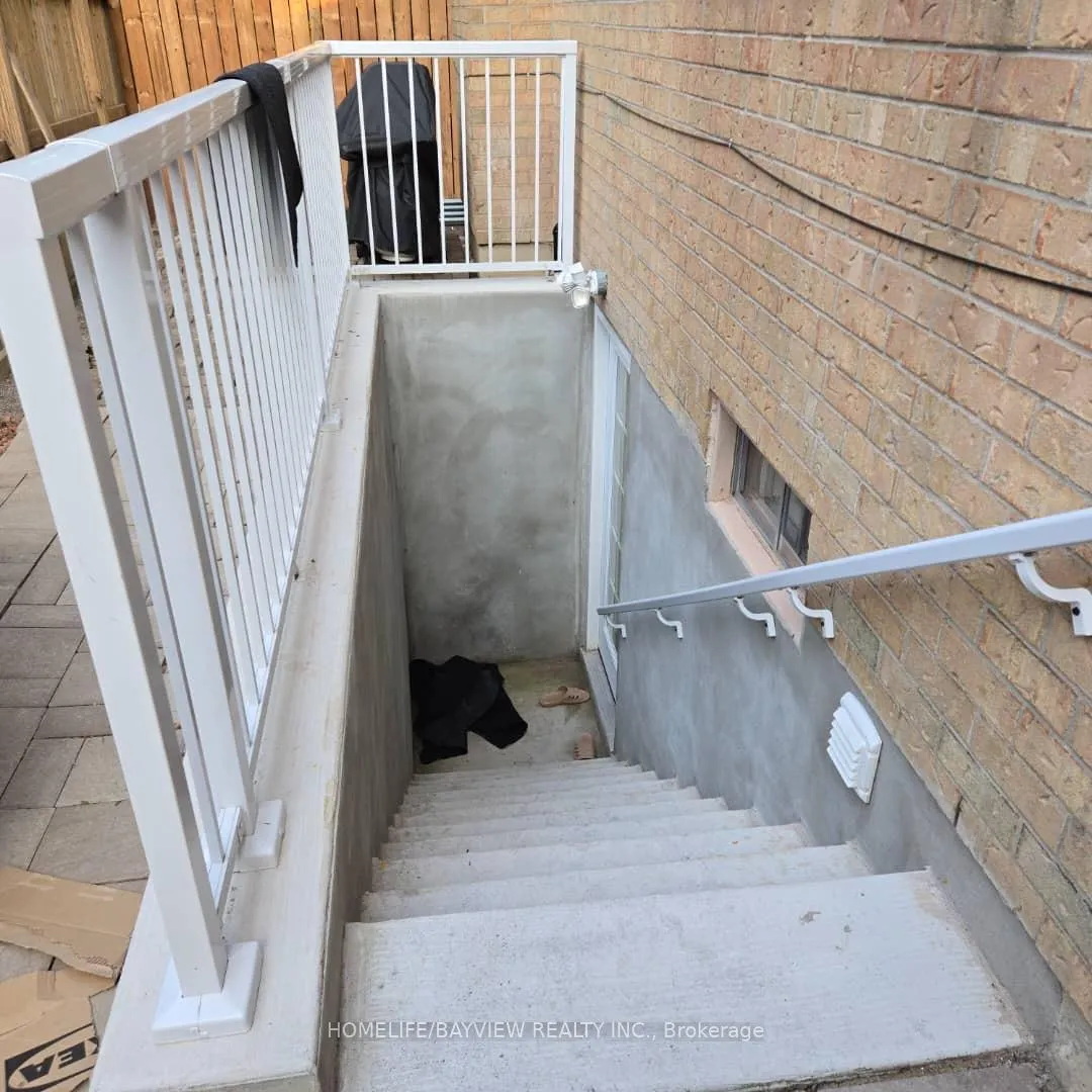 Photo 2 of 64 Brookshire Circle, Markham, Thornlea — HOMEH