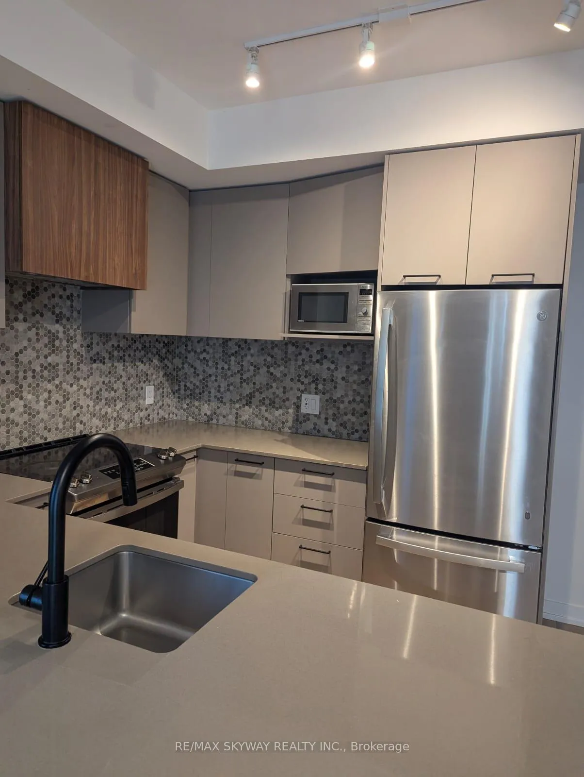 Photo 2 of Unit 203, 10 Lagerfeld Drive, Brampton, Northwest Brampton — HOMEH