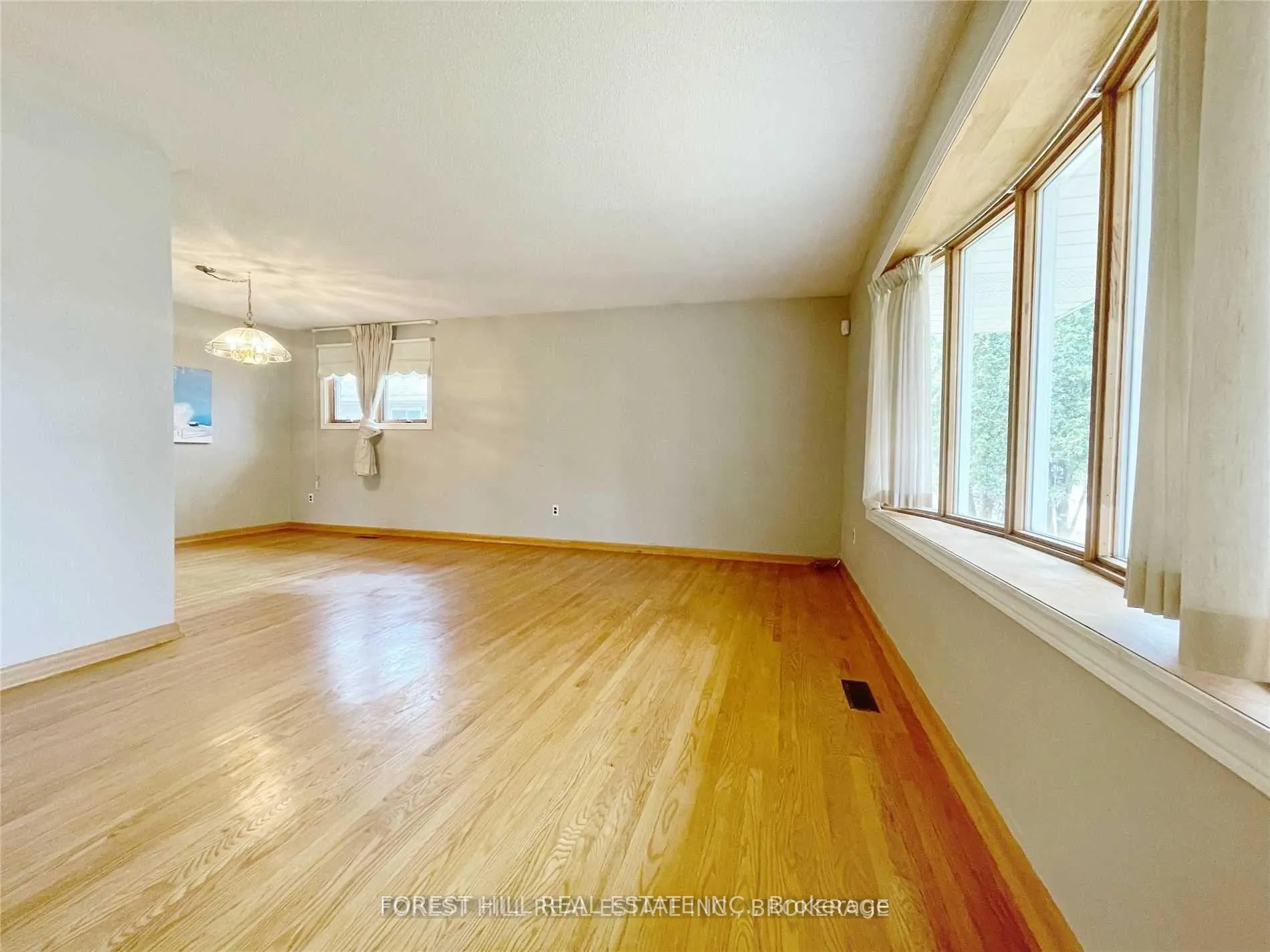 Photo 2 of 98 Fred Varley Drive, Markham, Unionville — HOMEH