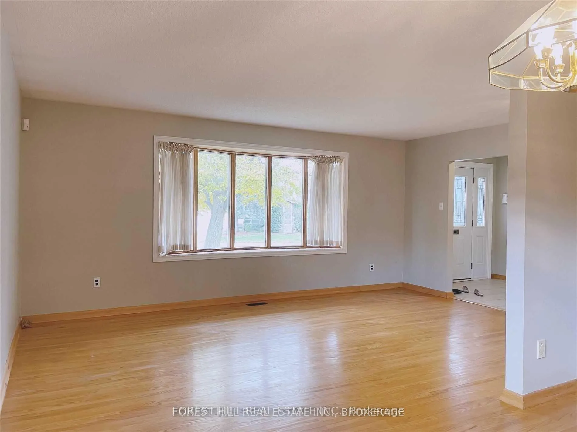 Photo 3 of 98 Fred Varley Drive, Markham, Unionville — HOMEH