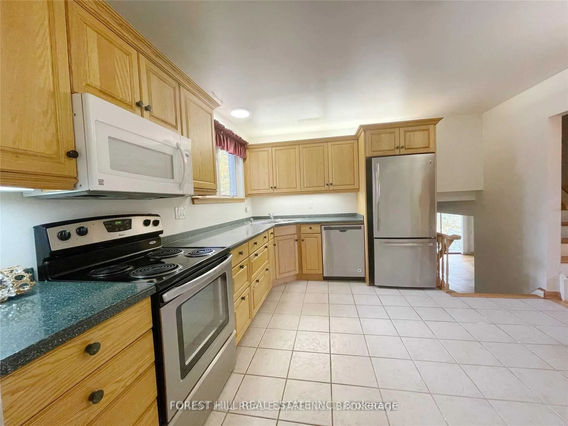 Photo 4 of 98 Fred Varley Drive, Markham, Unionville — HOMEH