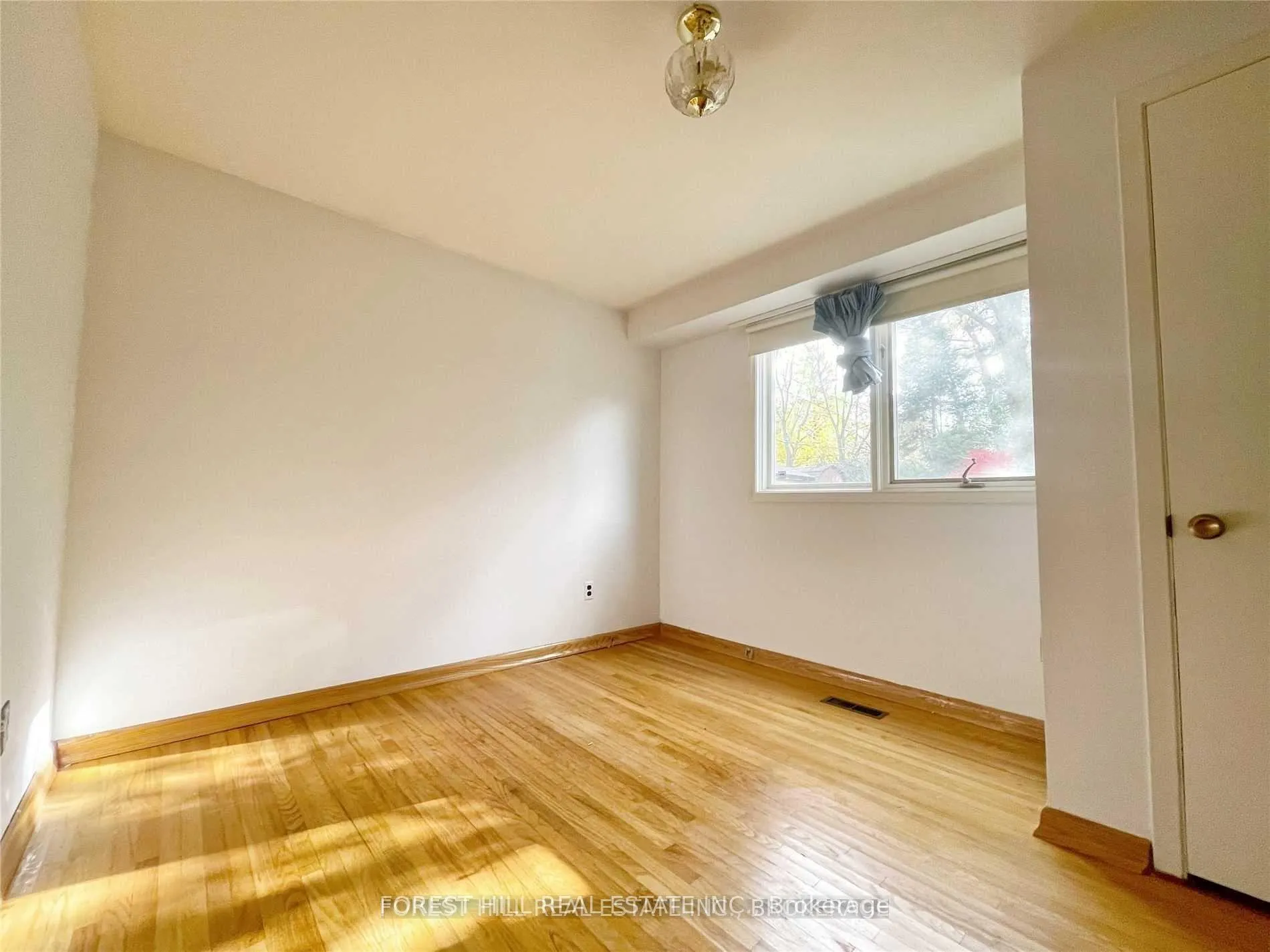 Photo 7 of 98 Fred Varley Drive, Markham, Unionville — HOMEH