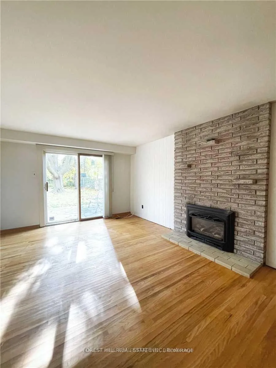 Photo 14 of 98 Fred Varley Drive, Markham, Unionville — HOMEH