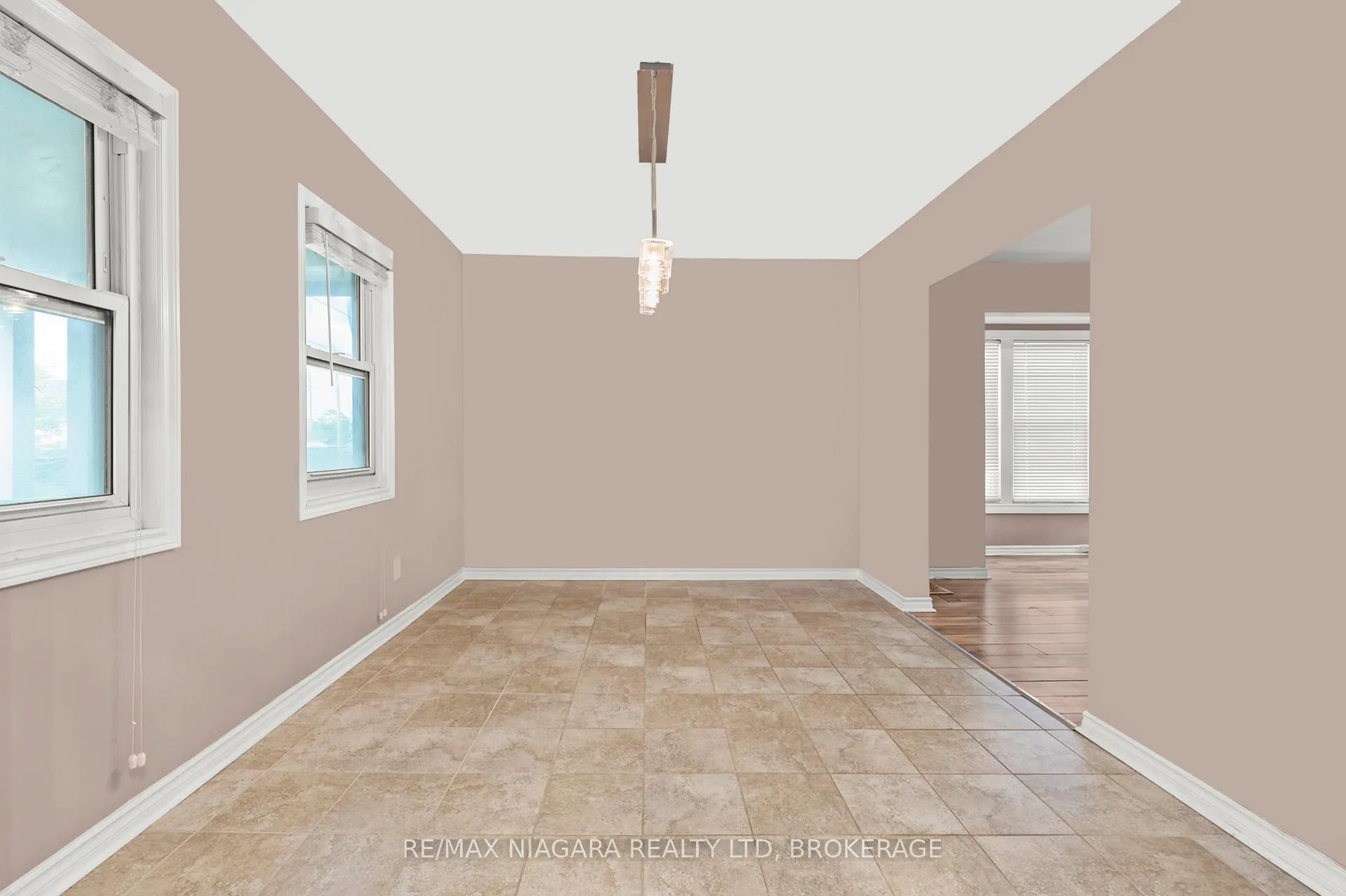 Photo 11 of 32 Page Street, St. Catharines, E. Chester — HOMEH