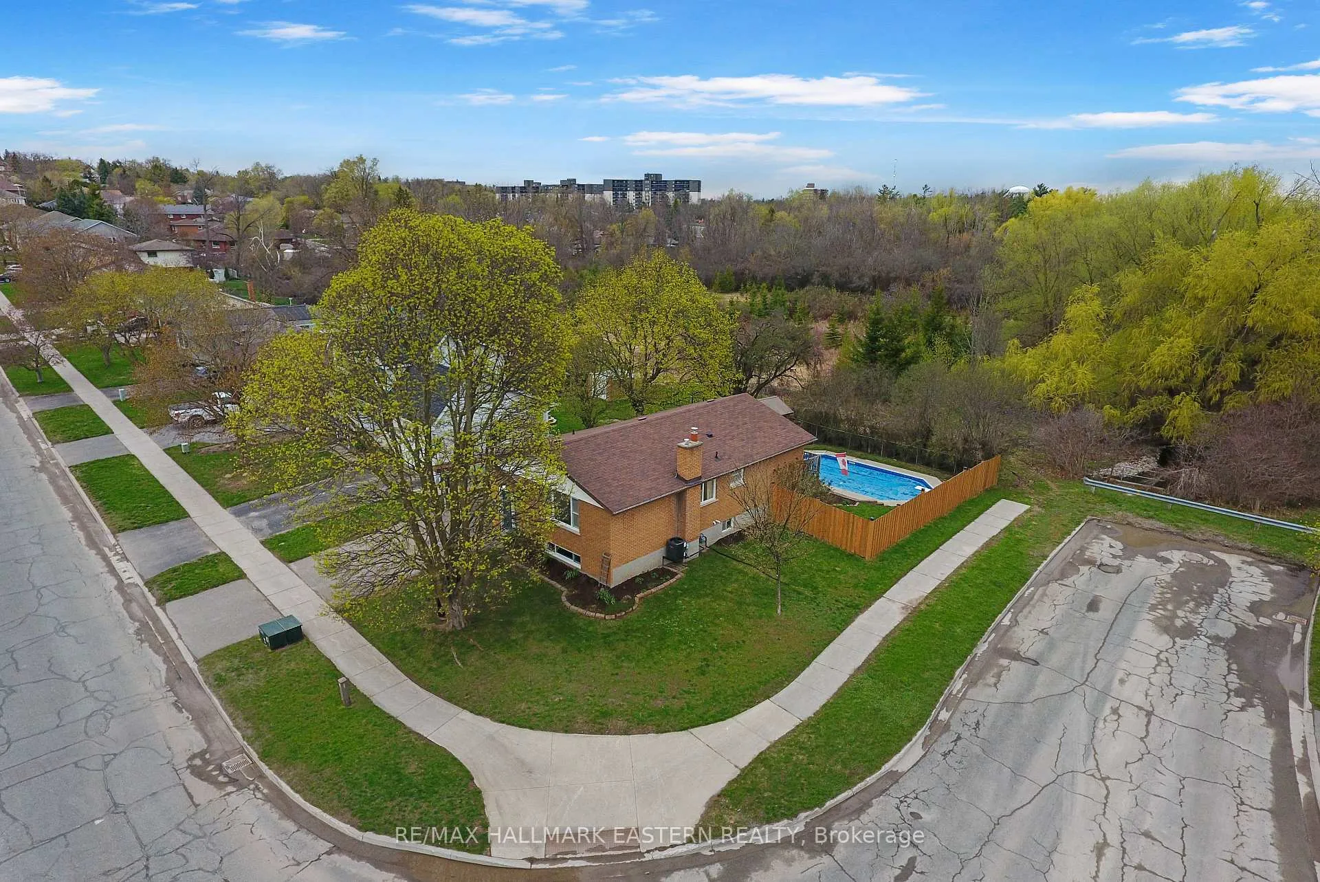 Photo 2 of 950 Silverdale Road, Peterborough, Otonabee Ward 1 — HOMEH