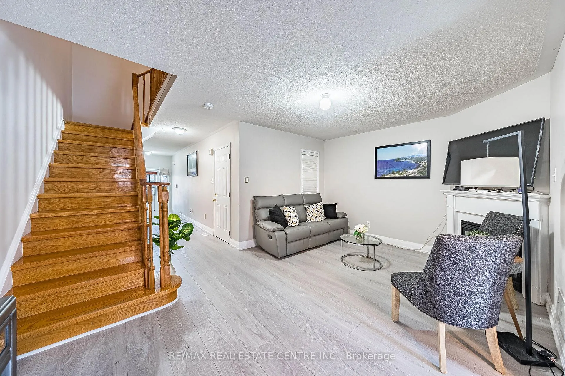 Photo 4 of 22 Tanasi Road, Brampton, Credit Valley — HOMEH