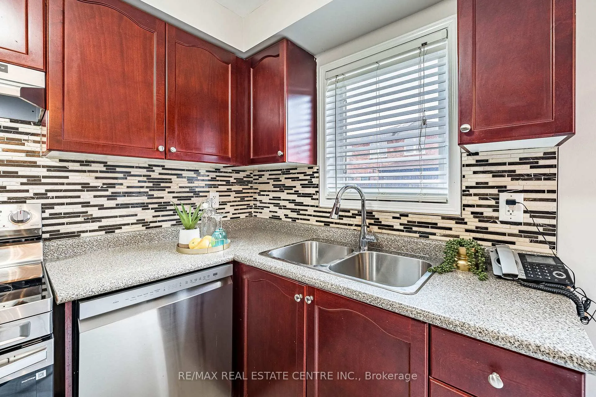 Photo 10 of 22 Tanasi Road, Brampton, Credit Valley — HOMEH