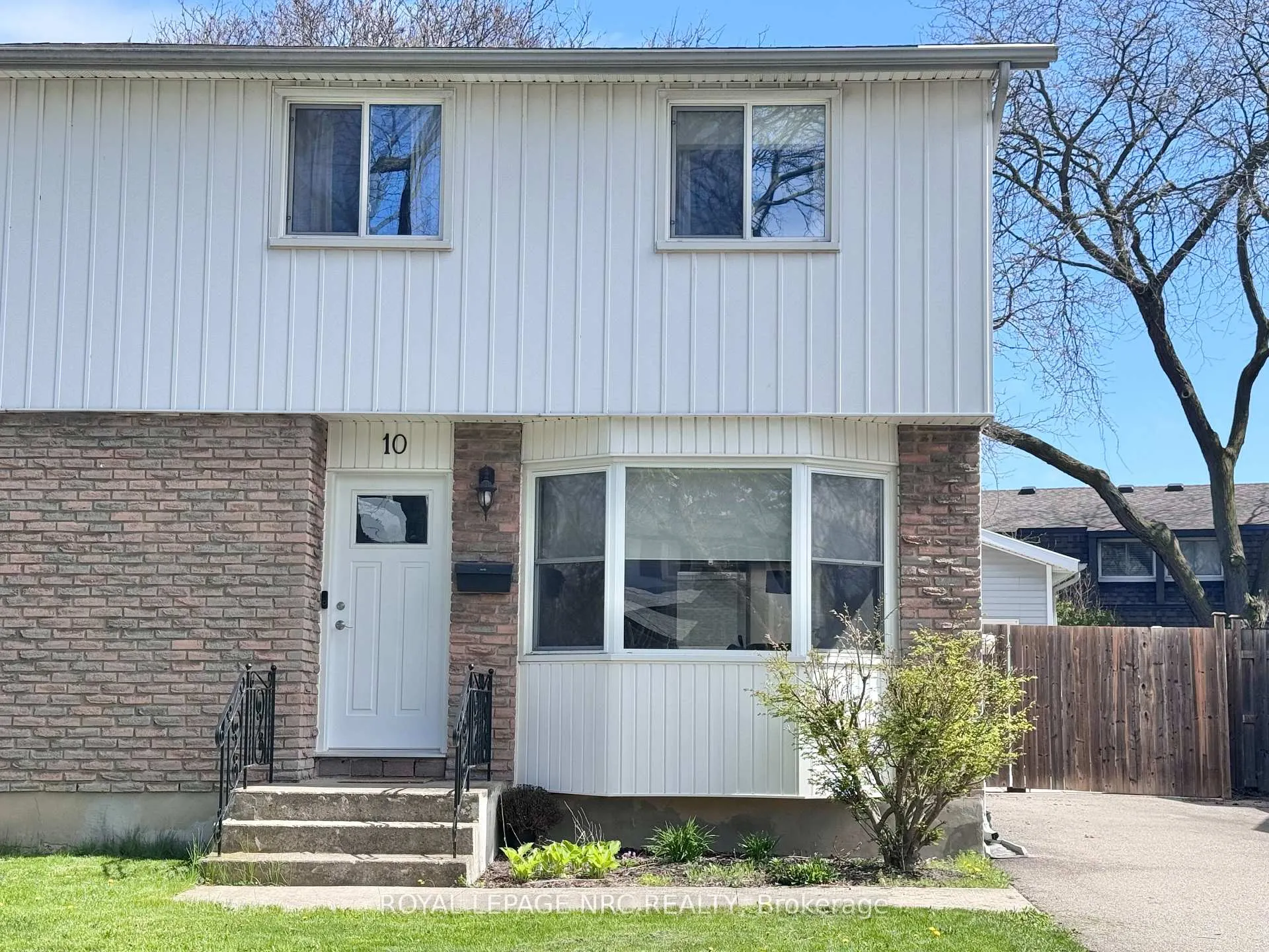 Photo 2 of 10 Lafayette Drive, St. Catharines, Lakeport — HOMEH