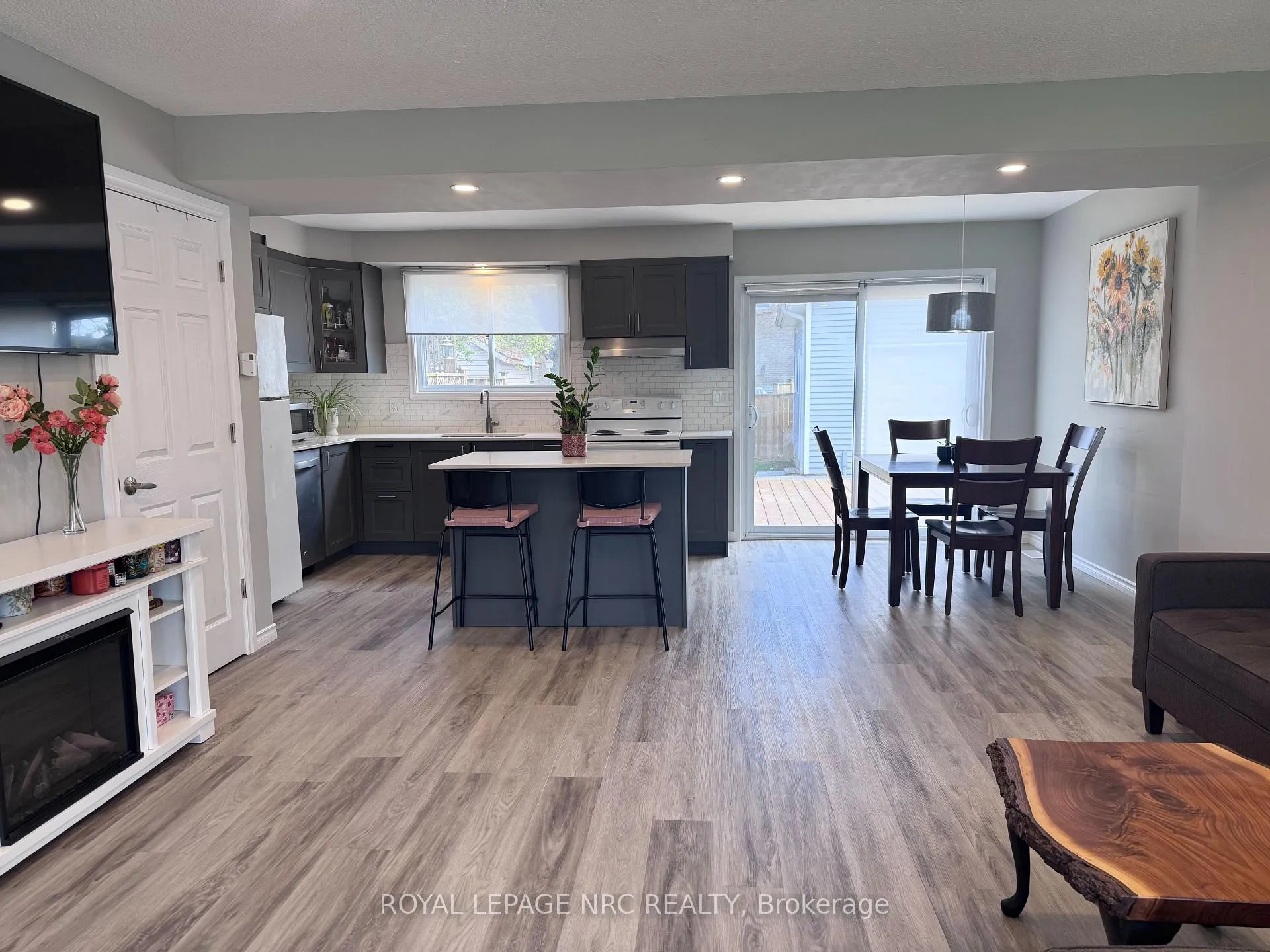 Photo 3 of 10 Lafayette Drive, St. Catharines, Lakeport — HOMEH
