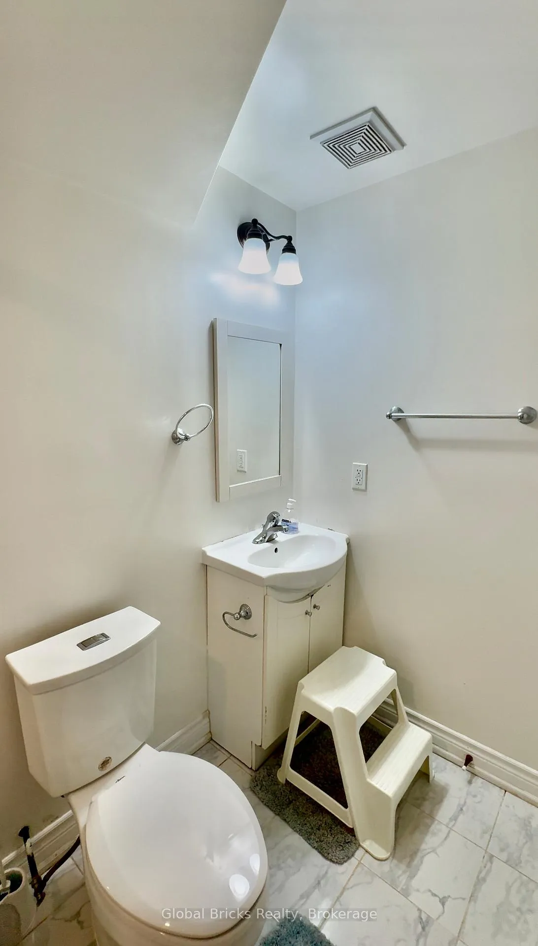 Photo 8 of Unit Lower, 32 Tysonville Circle, Brampton, Northwest Brampton — HOMEH