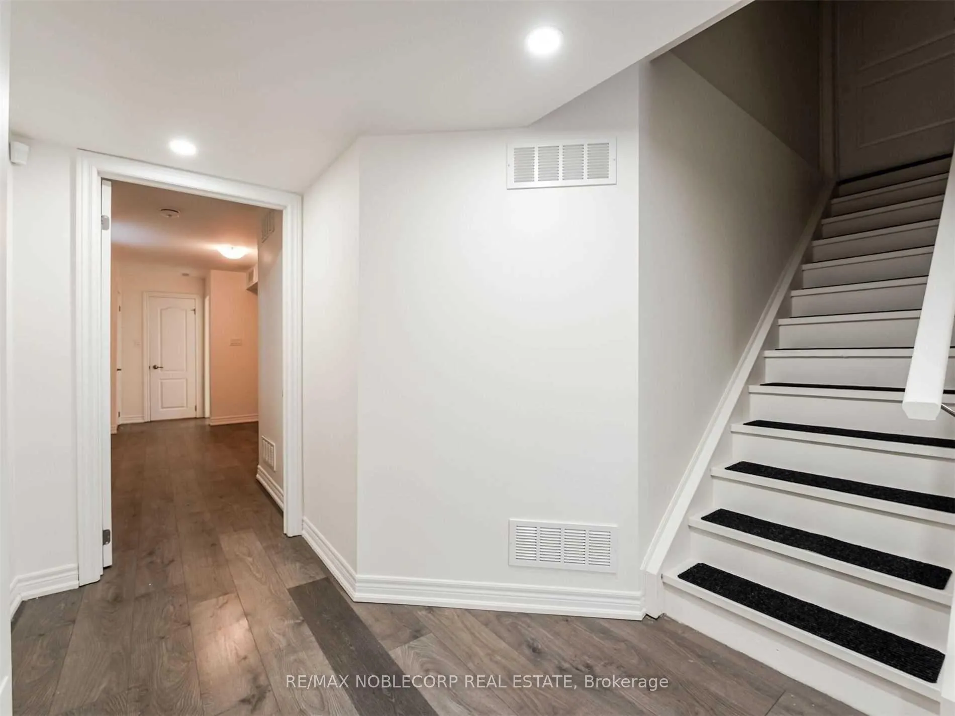 Photo 4 of 71 Pierre Berton Boulevard, Vaughan, Kleinburg — HOMEH