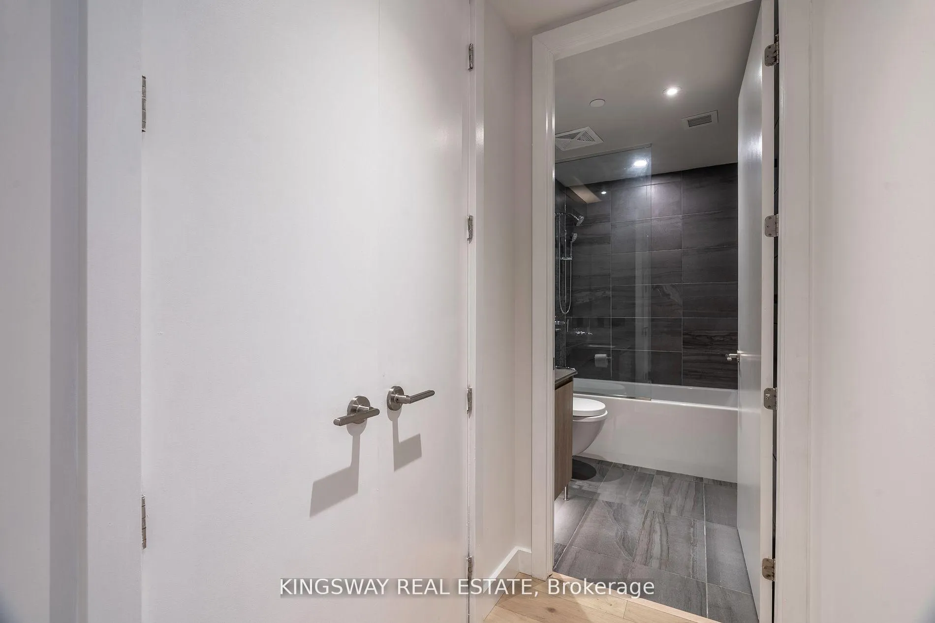 Photo 4 of Unit 2102, 81 Wellesley St Street E, Toronto, Church-Yonge Corridor — HOMEH