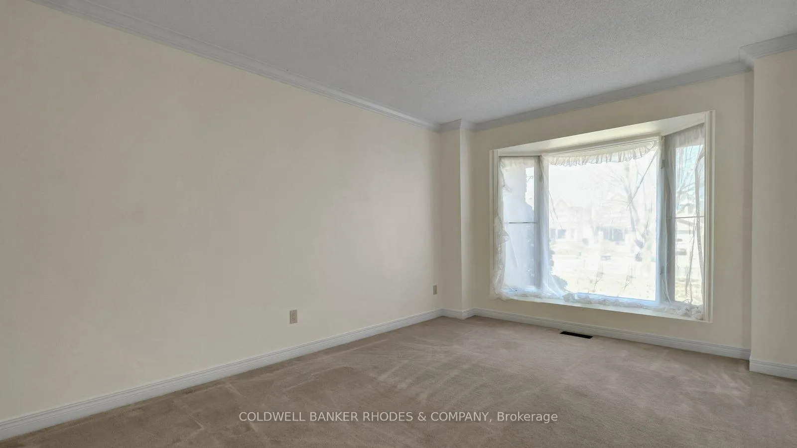Photo 5 of 1626 Blohm Drive, Ottawa, Hunt Club Park — HOMEH