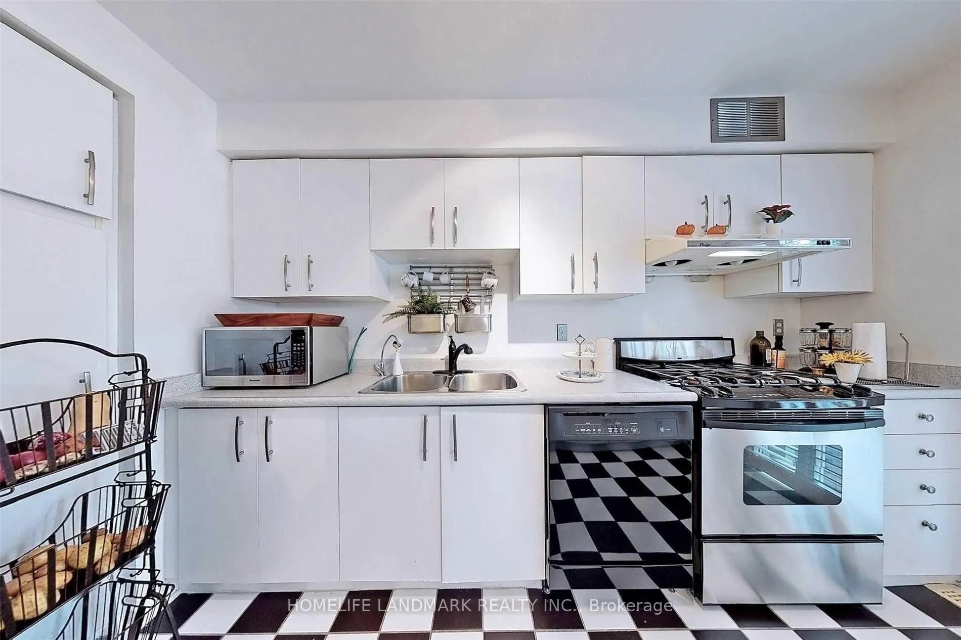 Photo 4 of Unit Upper, 183 Shirley Drive, Richmond Hill, Rouge Woods — HOMEH