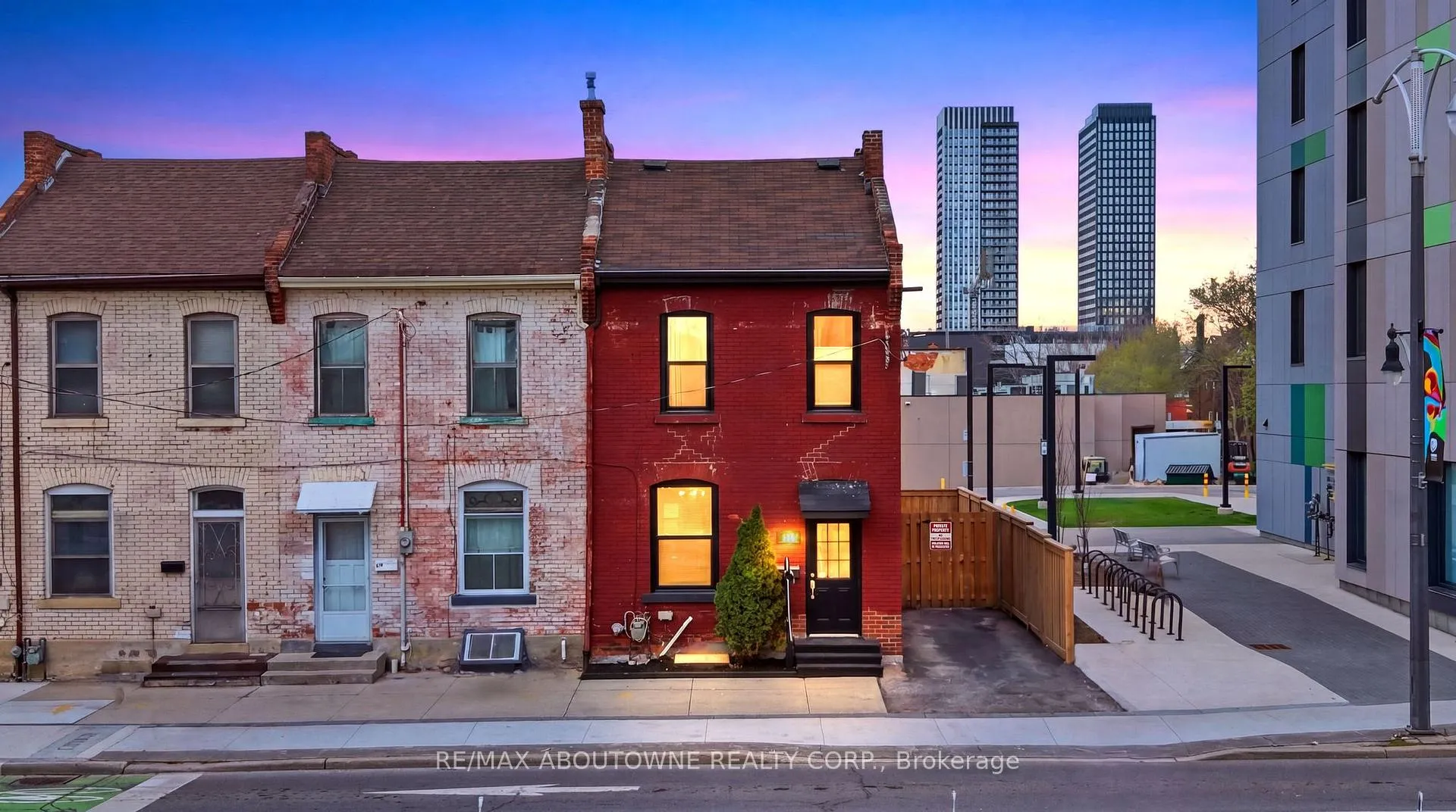Front of 116 Bay Street N