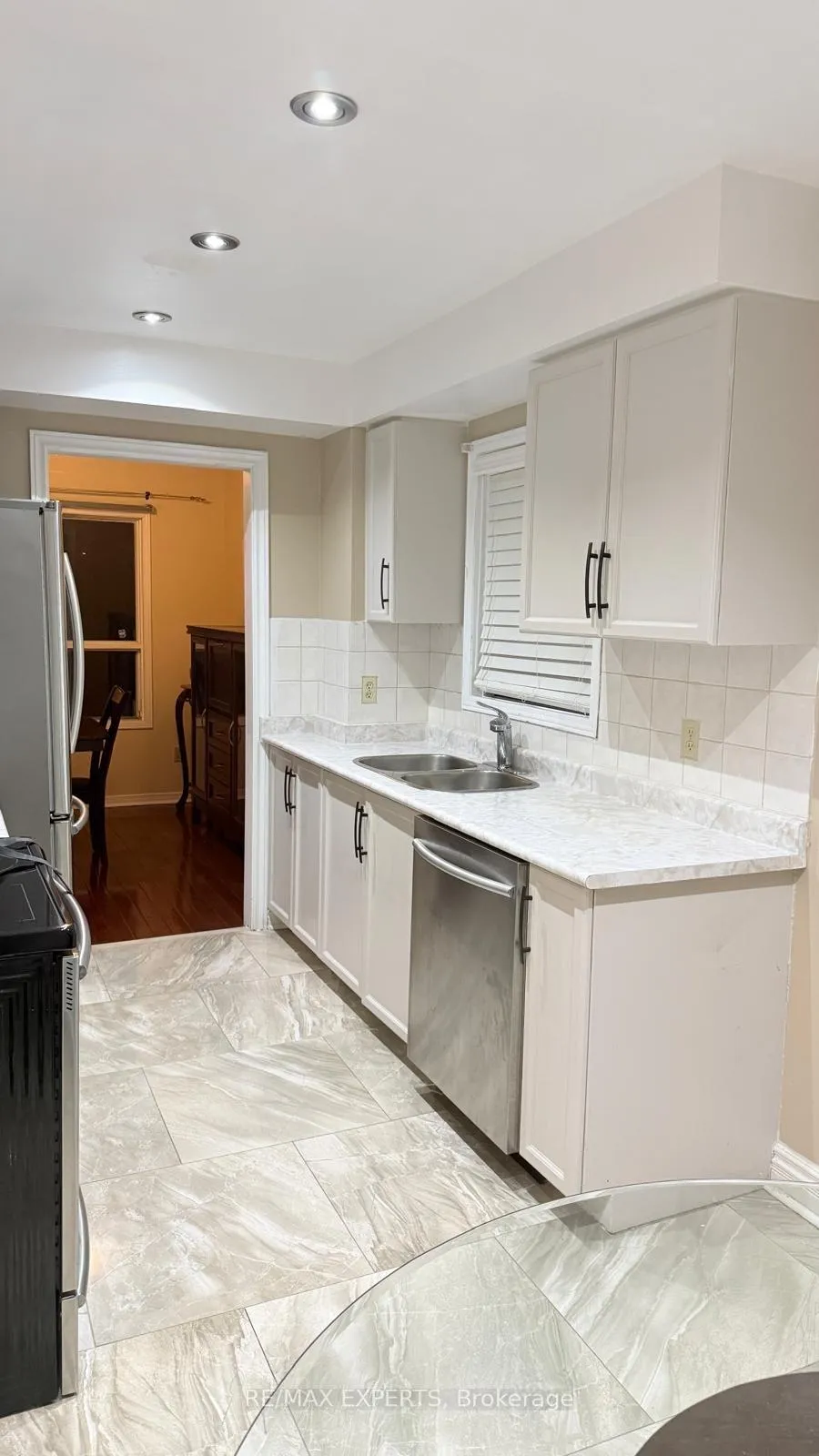 Photo 5 of 56 Toba Crescent, Brampton, Heart Lake East — HOMEH