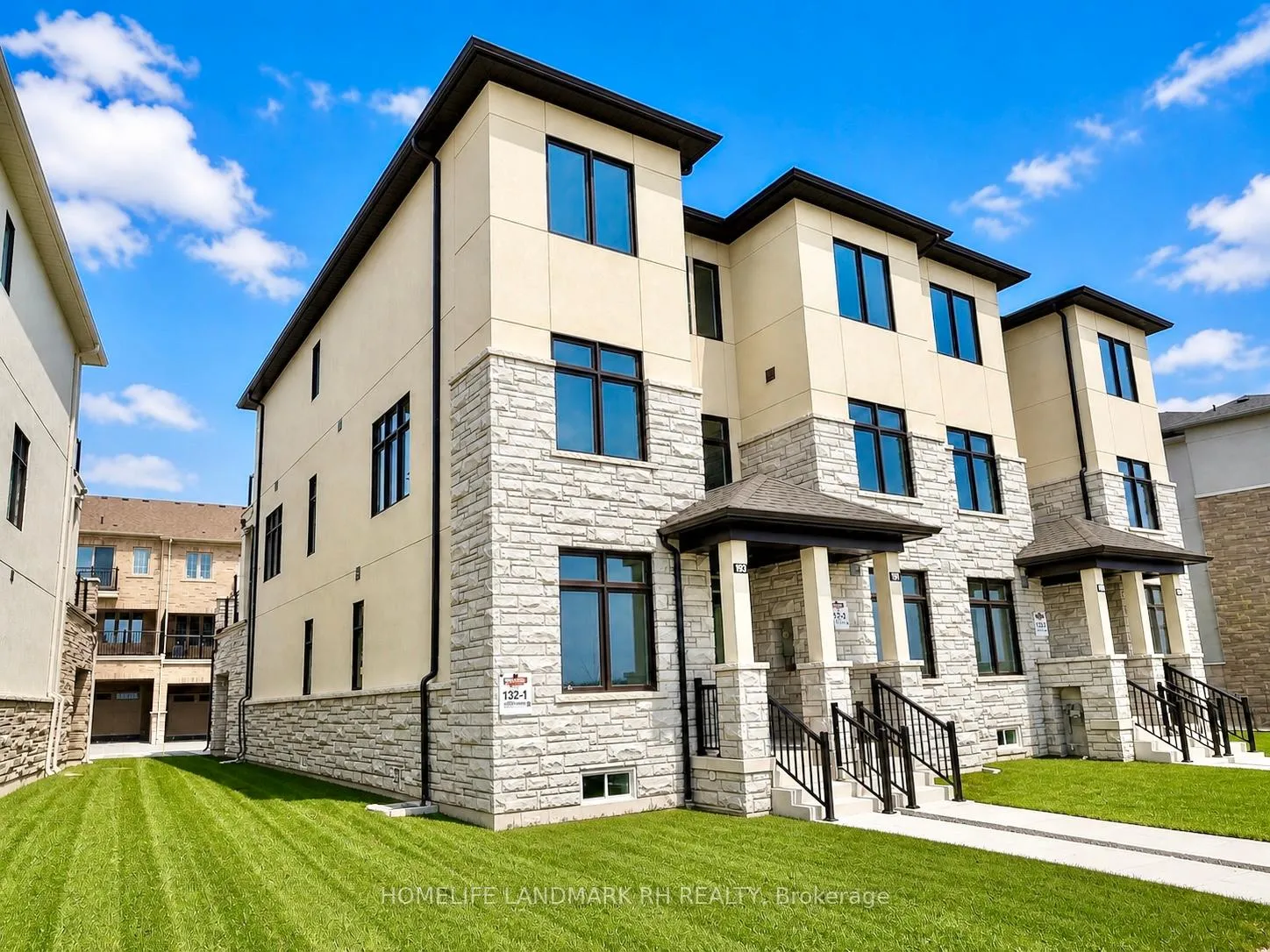 Photo 2 of 193 Berczy Green Drive, Markham, Rural Markham — HOMEH