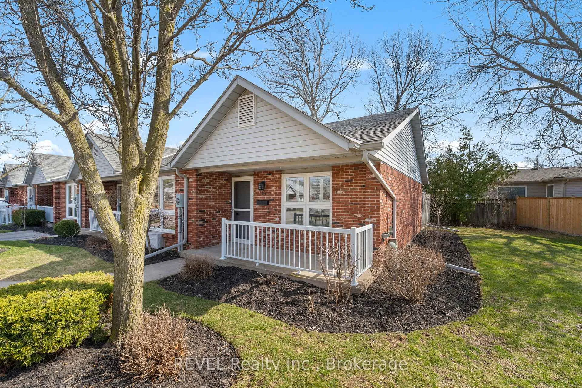 Photo 3 of Unit 10, 226 Vansickle Road, St. Catharines, Rykert/Vansickle — HOMEH