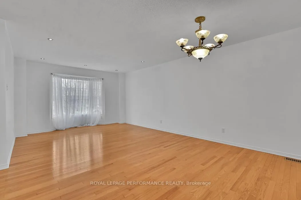 Photo 6 of 42 Jack Aaron Drive, Ottawa, Craig Henry/Woodvale — HOMEH