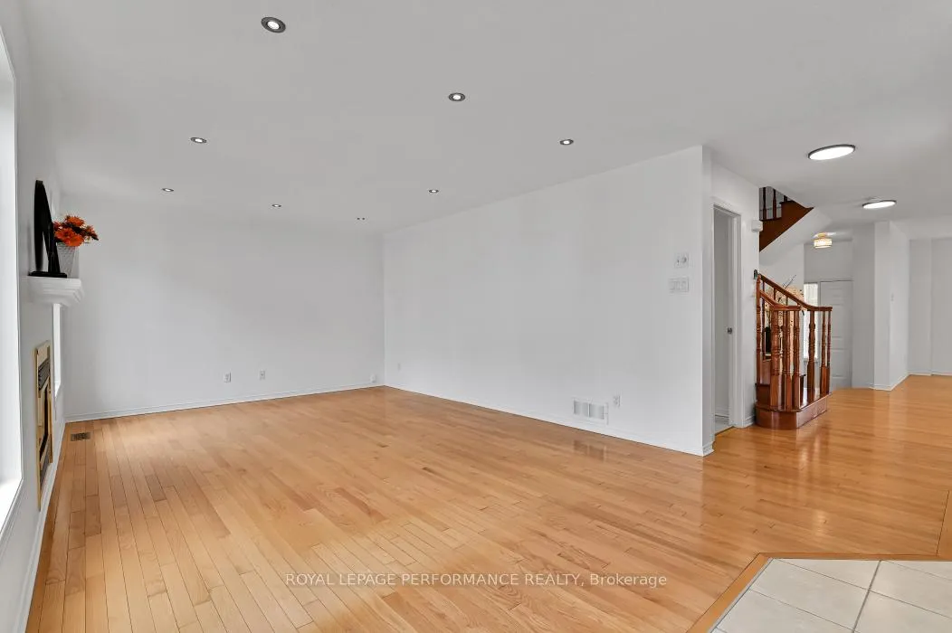 Photo 14 of 42 Jack Aaron Drive, Ottawa, Craig Henry/Woodvale — HOMEH