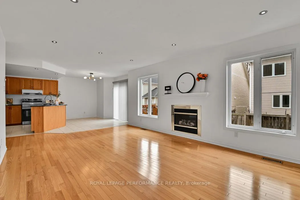 Photo 15 of 42 Jack Aaron Drive, Ottawa, Craig Henry/Woodvale — HOMEH