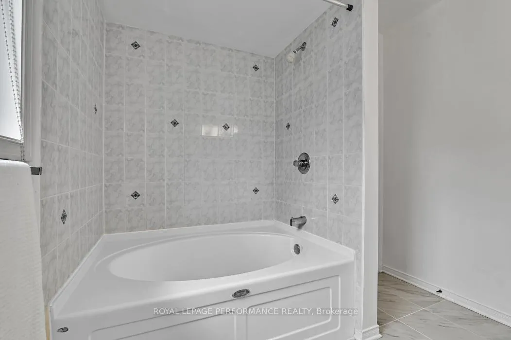 Photo 25 of 42 Jack Aaron Drive, Ottawa, Craig Henry/Woodvale — HOMEH