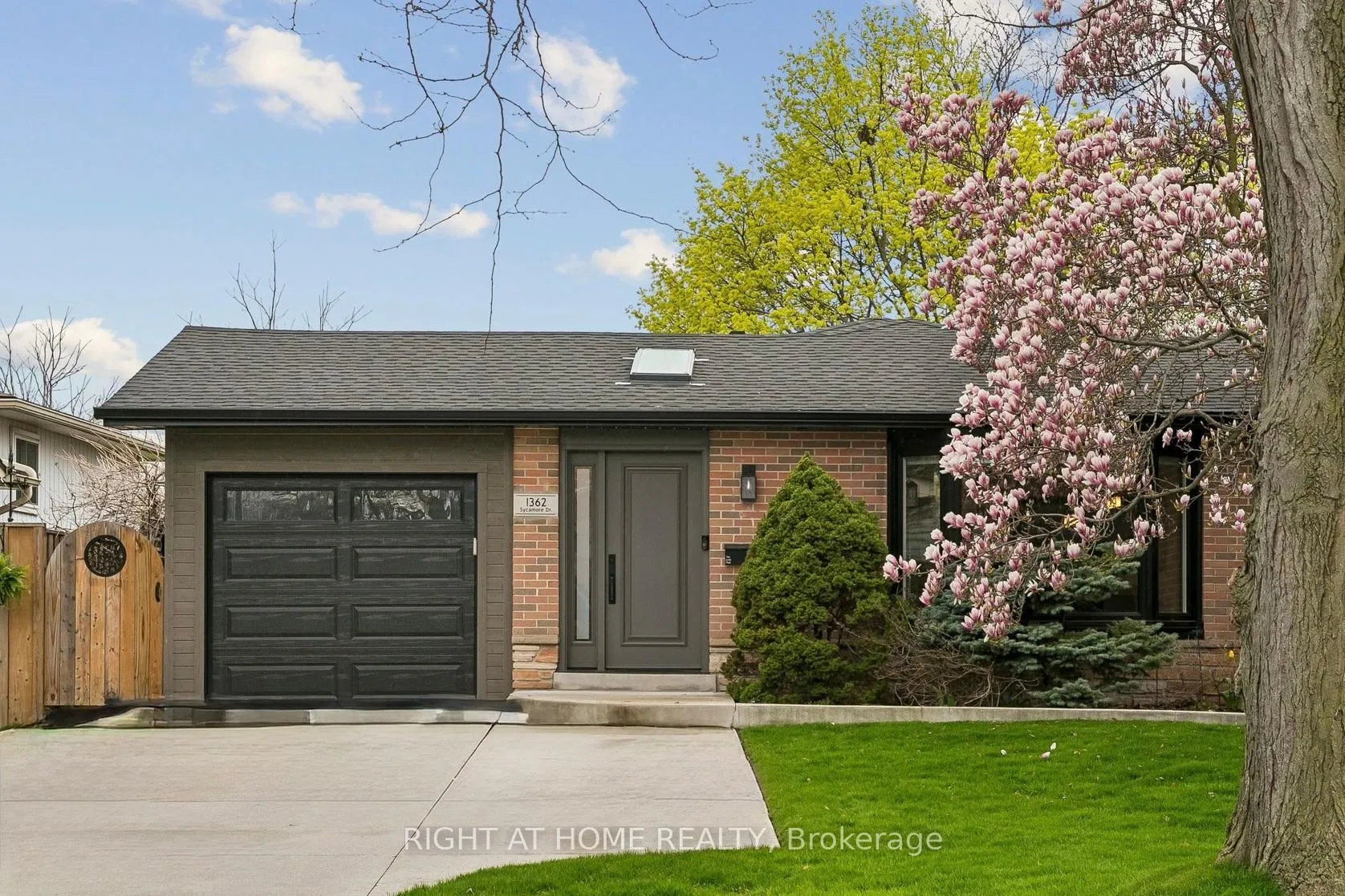 Photo 3 of 1362 Sycamore Drive, Burlington, Palmer — HOMEH