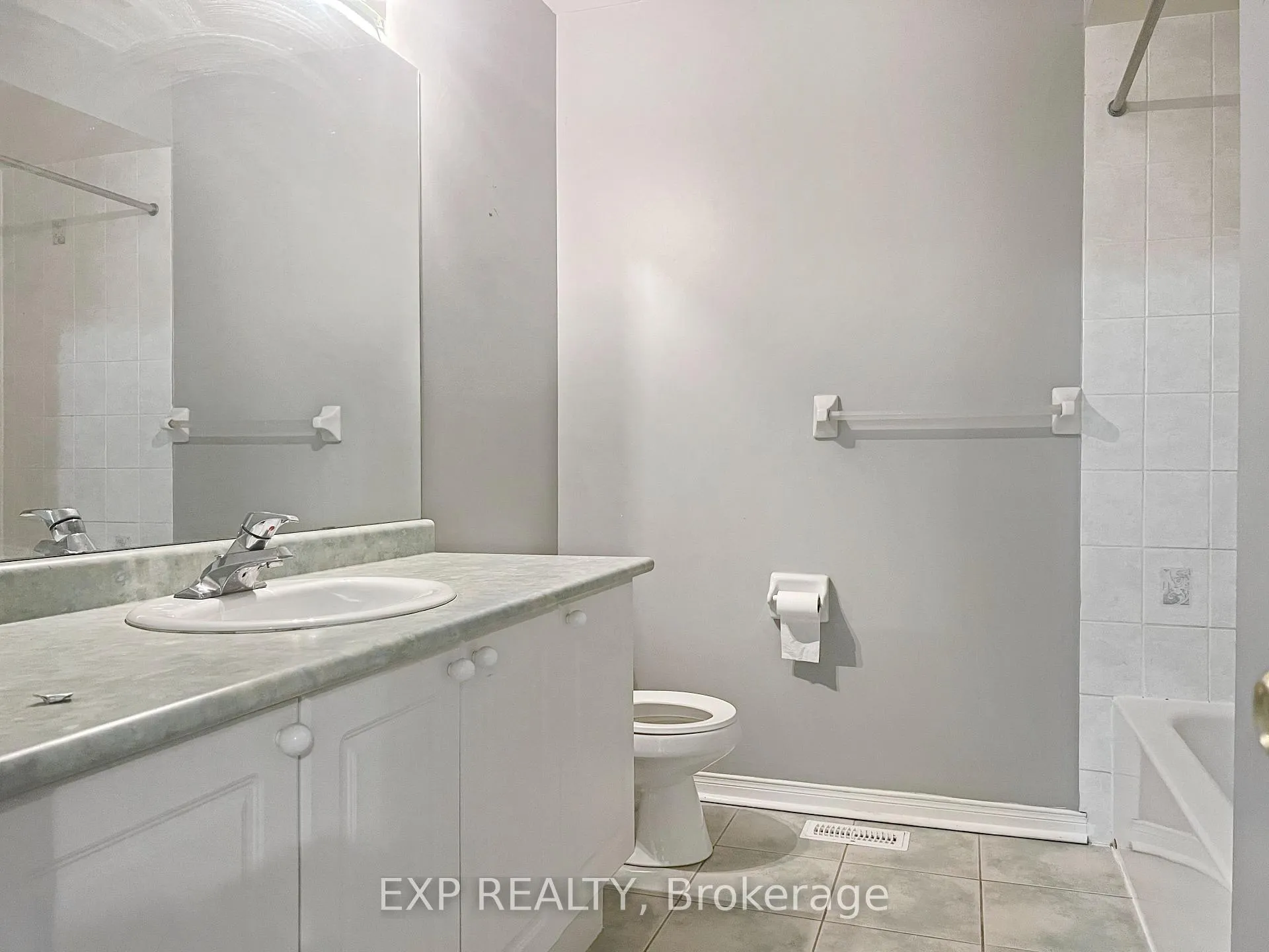 Photo 10 of Unit Upper, 26 Millcliff Circle, Aurora, Aurora Grove — HOMEH