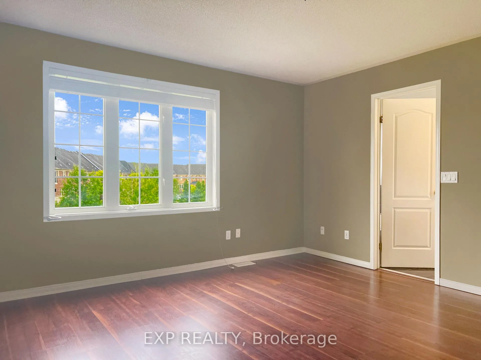 Photo 12 of Unit Upper, 26 Millcliff Circle, Aurora, Aurora Grove — HOMEH