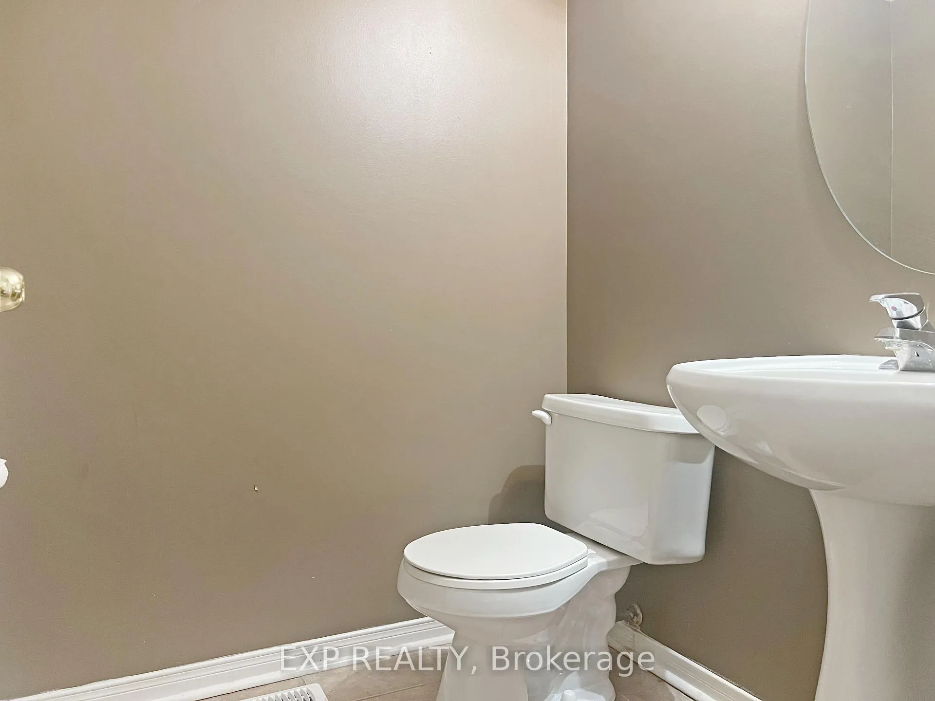 Photo 25 of Unit Upper, 26 Millcliff Circle, Aurora, Aurora Grove — HOMEH