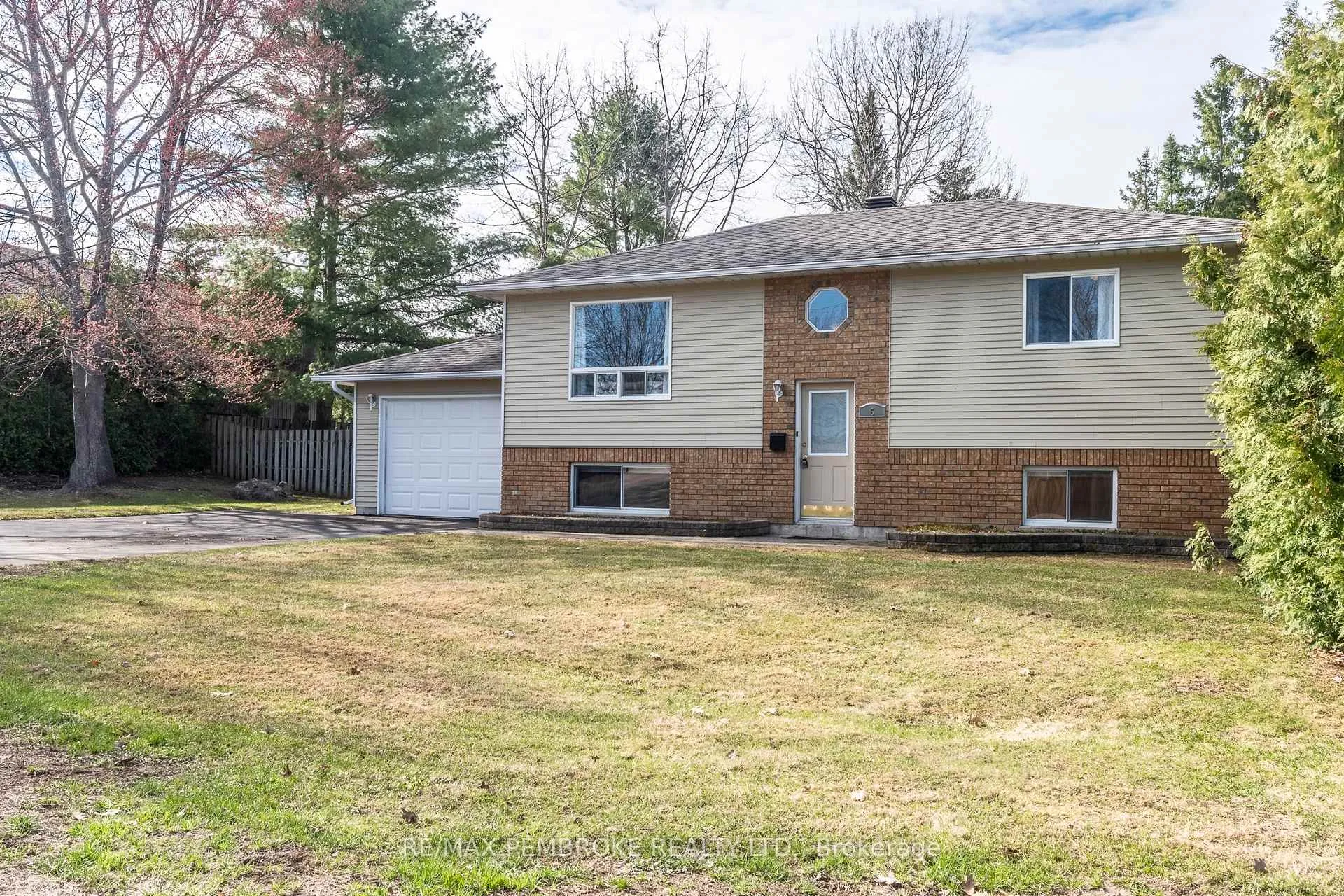 Photo 2 of 5 Edward Street, Petawawa — HOMEH