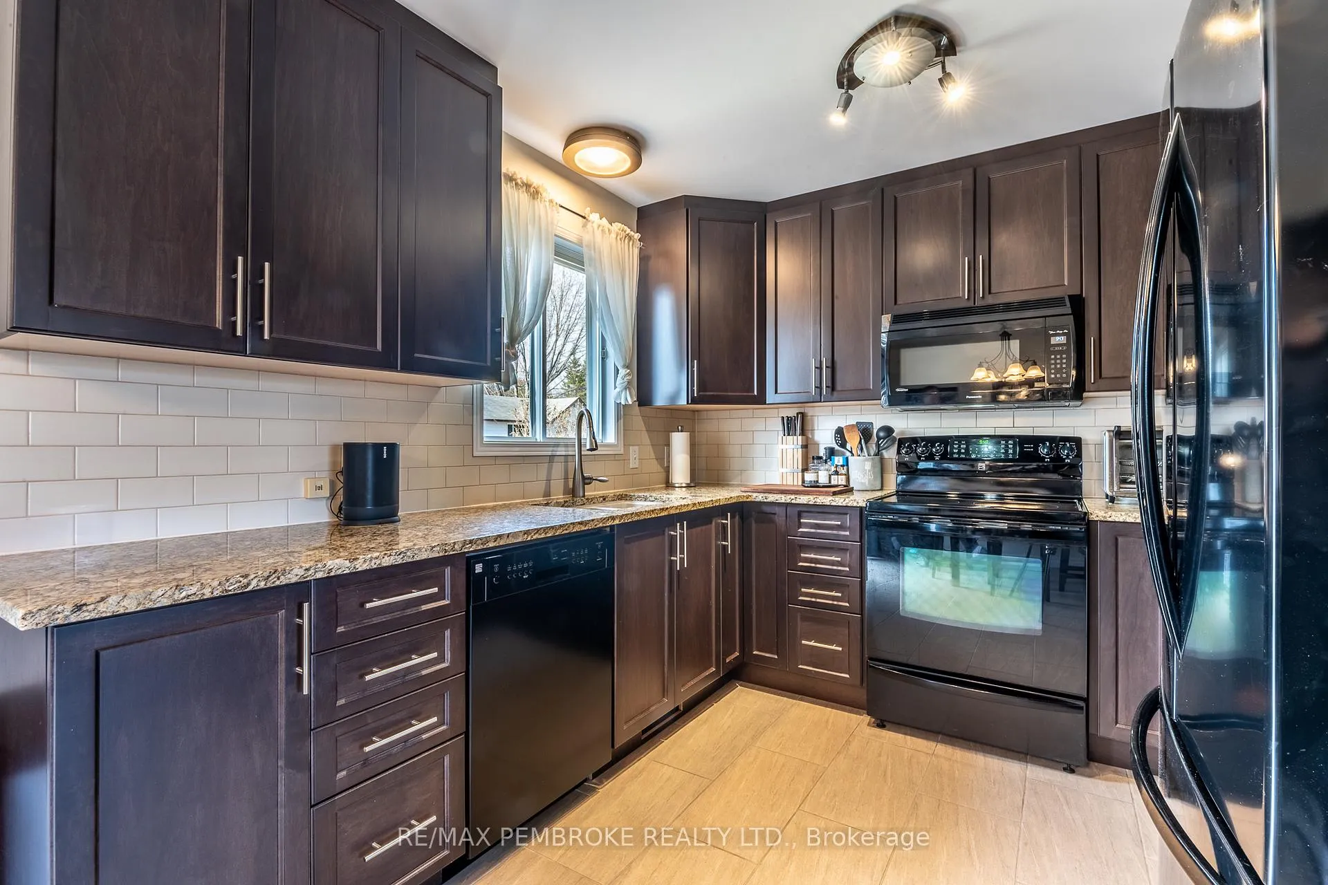 Photo 21 of 5 Edward Street, Petawawa — HOMEH
