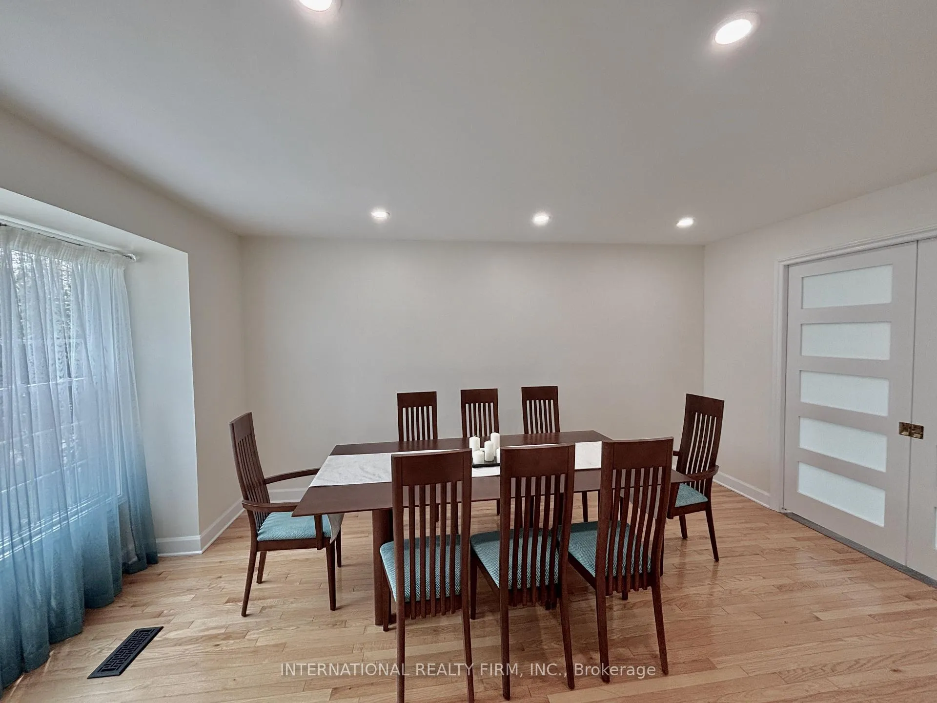 Photo 13 of 168 Willow Lane, Newmarket, Bristol-London — HOMEH