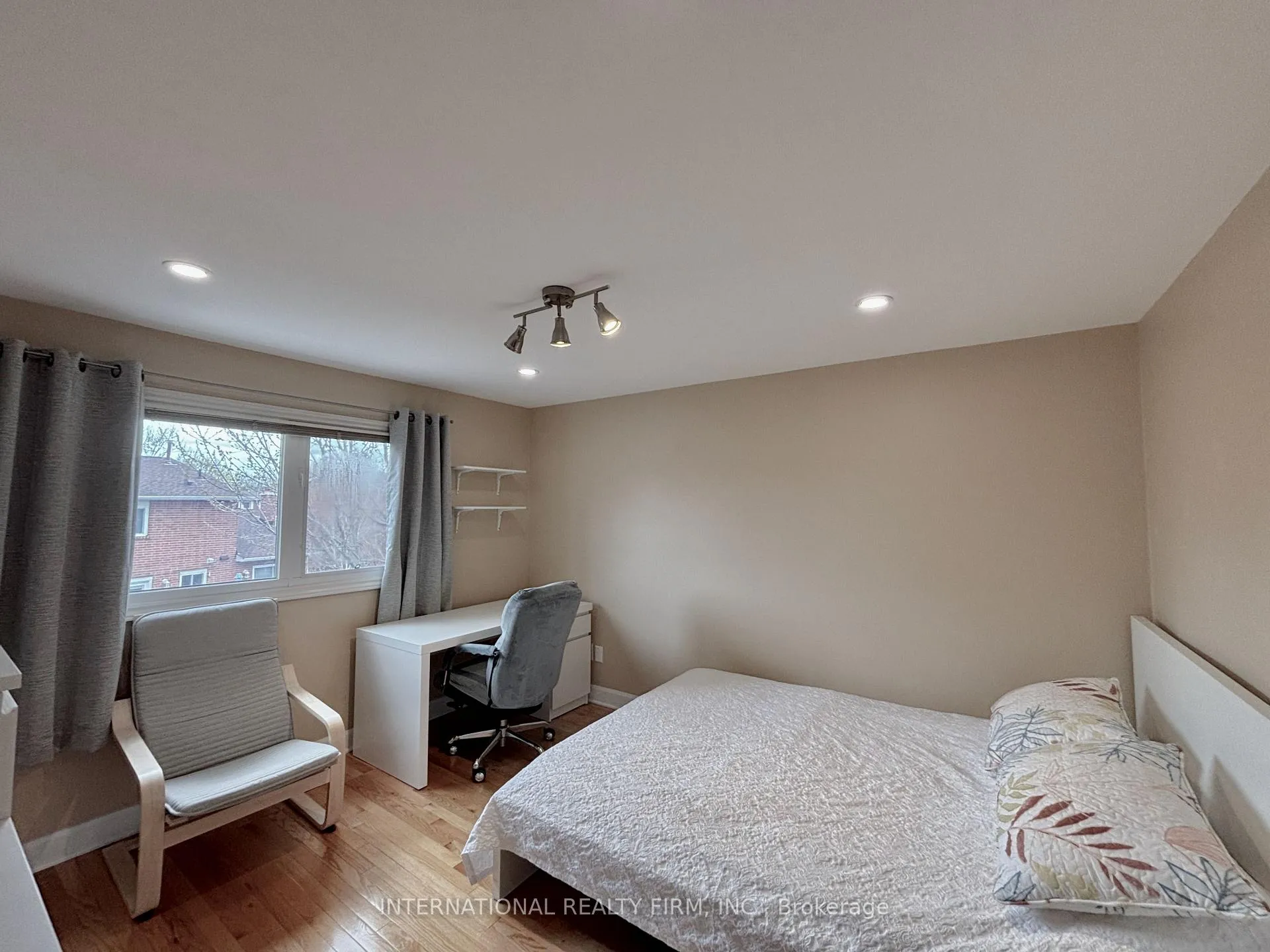 Photo 21 of 168 Willow Lane, Newmarket, Bristol-London — HOMEH